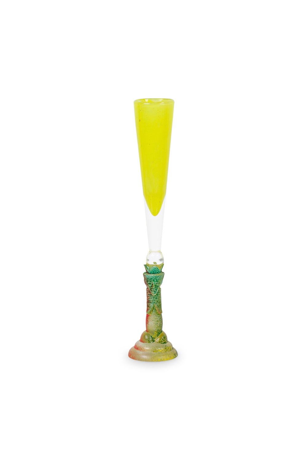 Verre à champagne jaune suédois d'après-guerre avec socle en verre texturé transparent et multicolore (signé et numéroté par KOSTA BODA)