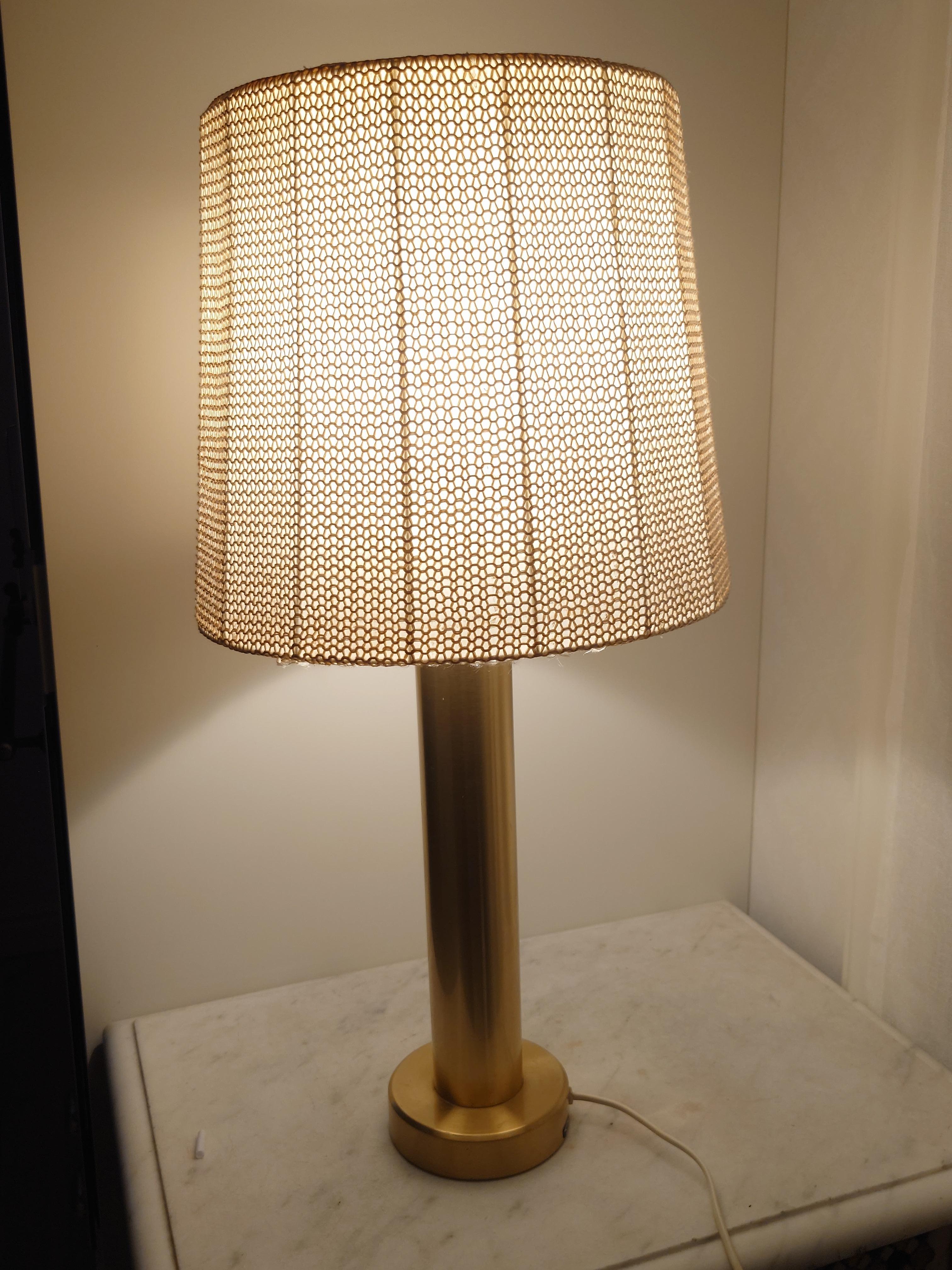 Sueca Kosta Lámpara de mesa contemporánea de latón 60s Sueca moderna en venta 9