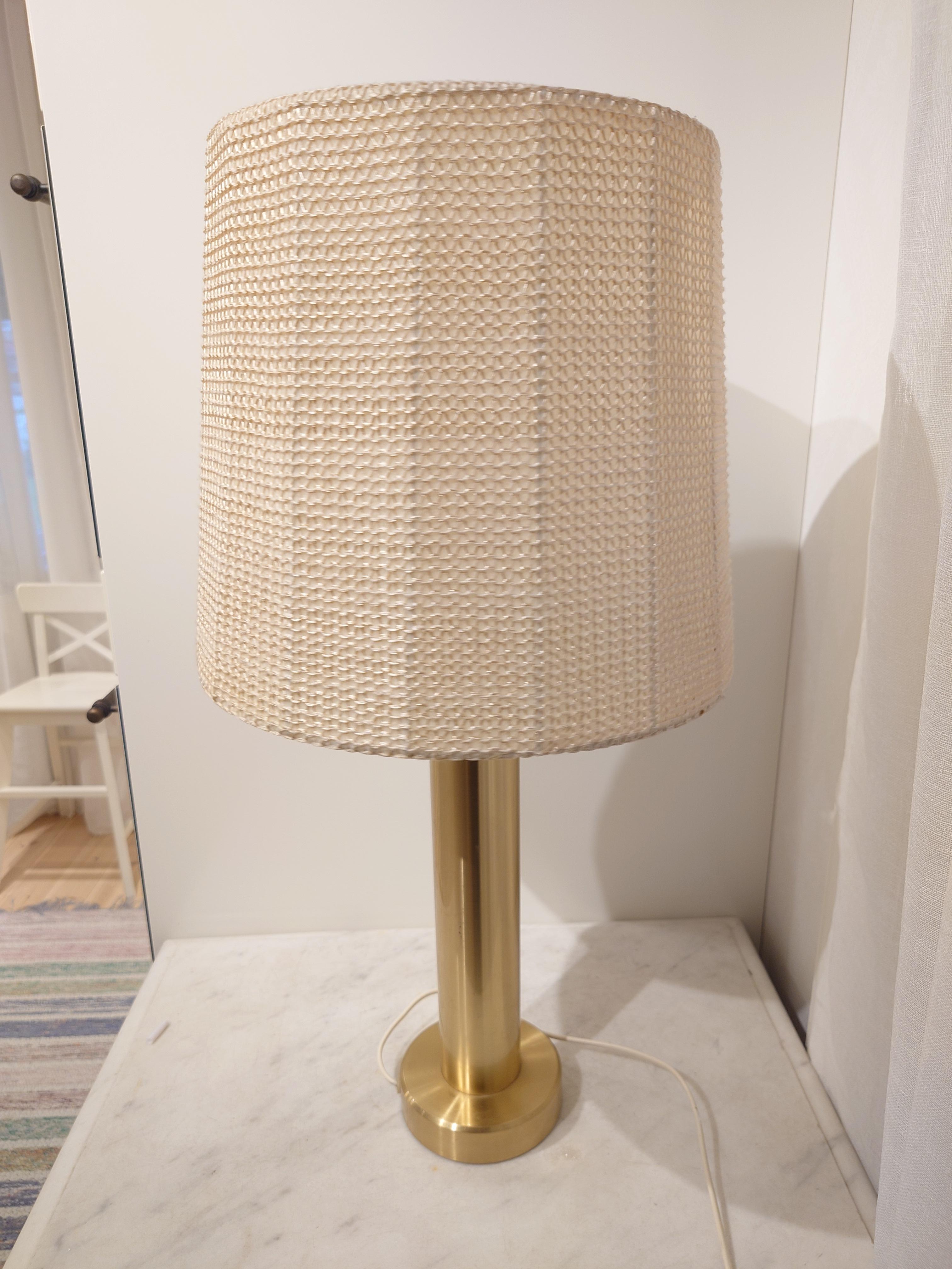 Sueca Kosta Lámpara de mesa contemporánea de latón 60s Sueca moderna en Bueno estado para la venta en Boden, SE