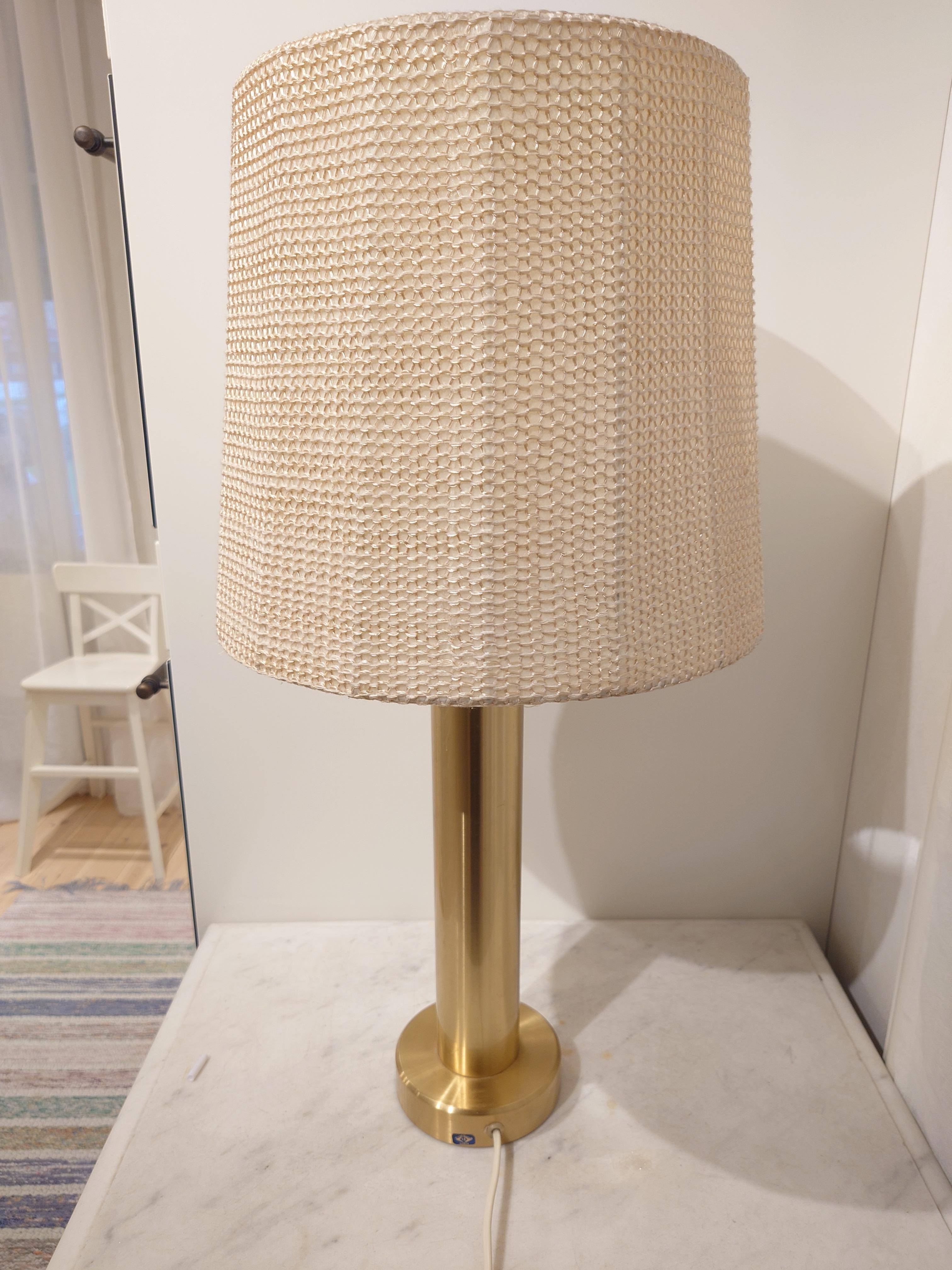 Sueca Kosta Lámpara de mesa contemporánea de latón 60s Sueca moderna Latón en venta
