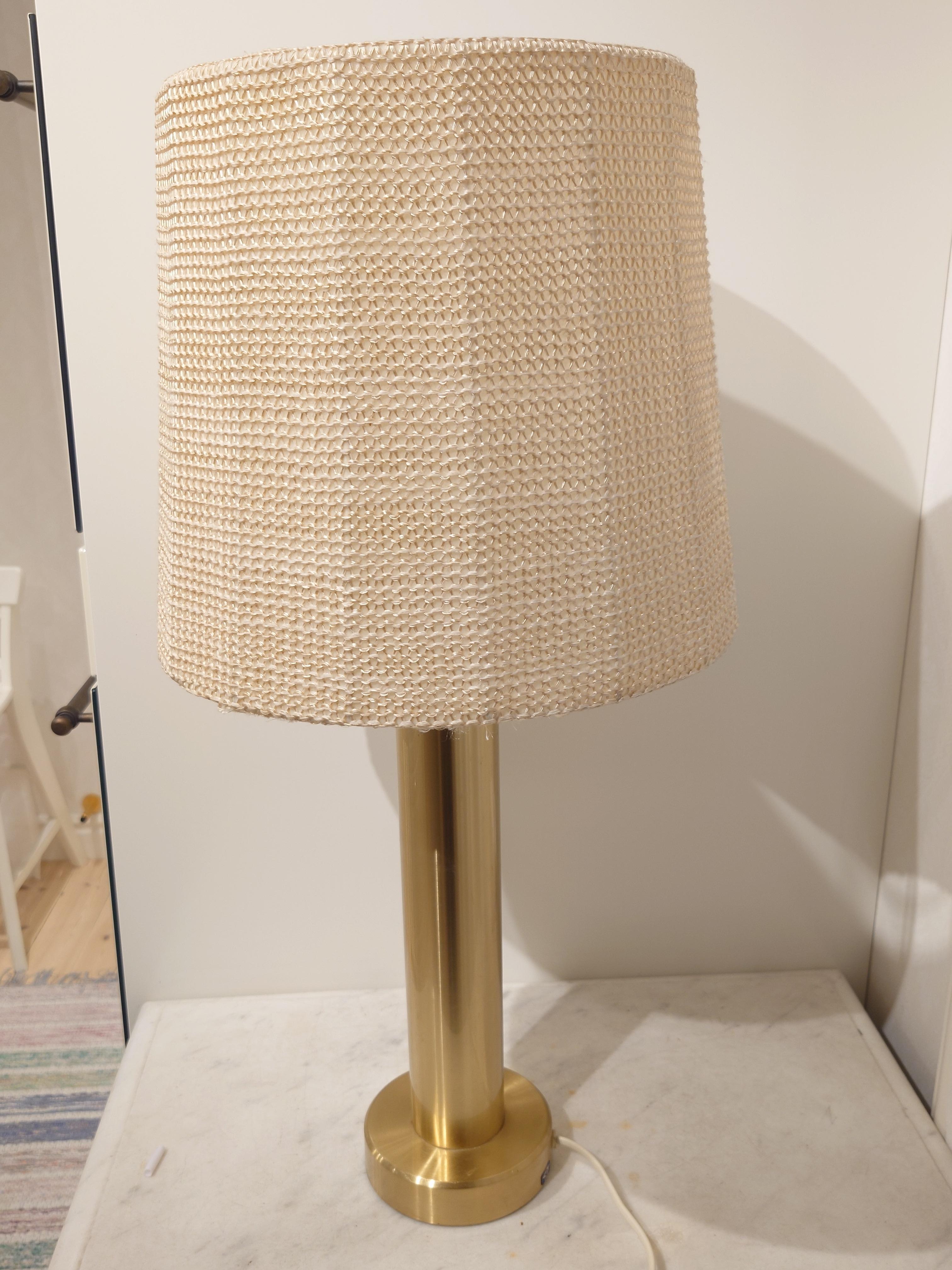 Sueca Kosta Lámpara de mesa contemporánea de latón 60s Sueca moderna en venta 2