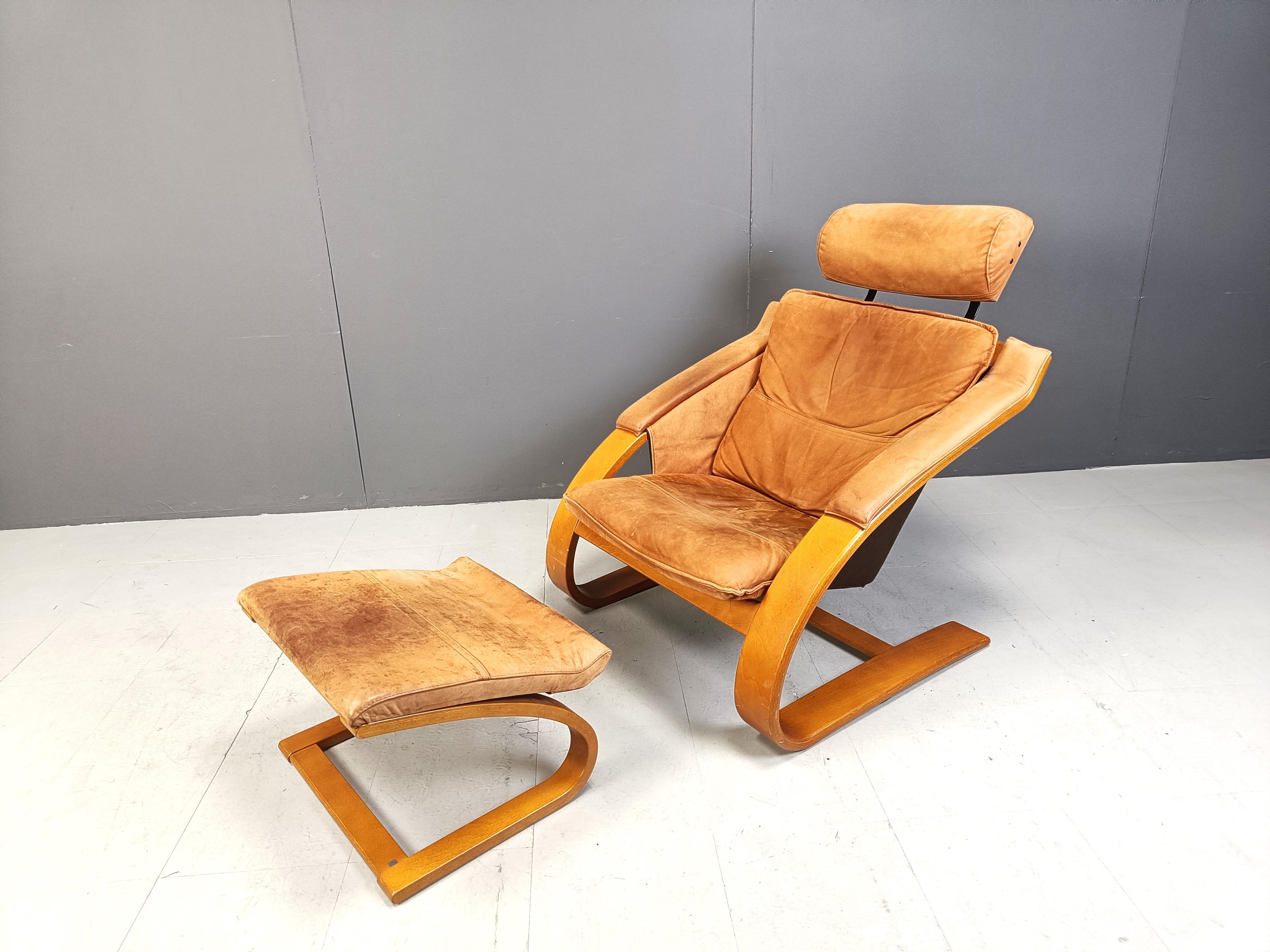 
Kroken armchair designed by Ake Fribyter for Nelo Möbel in the 1970s with its matching foot stool.

Sturdy beech bentwooden frame with beautifully patinated camel leather cushions.

Cool cantilevered design

It has its original metal label.

1970s