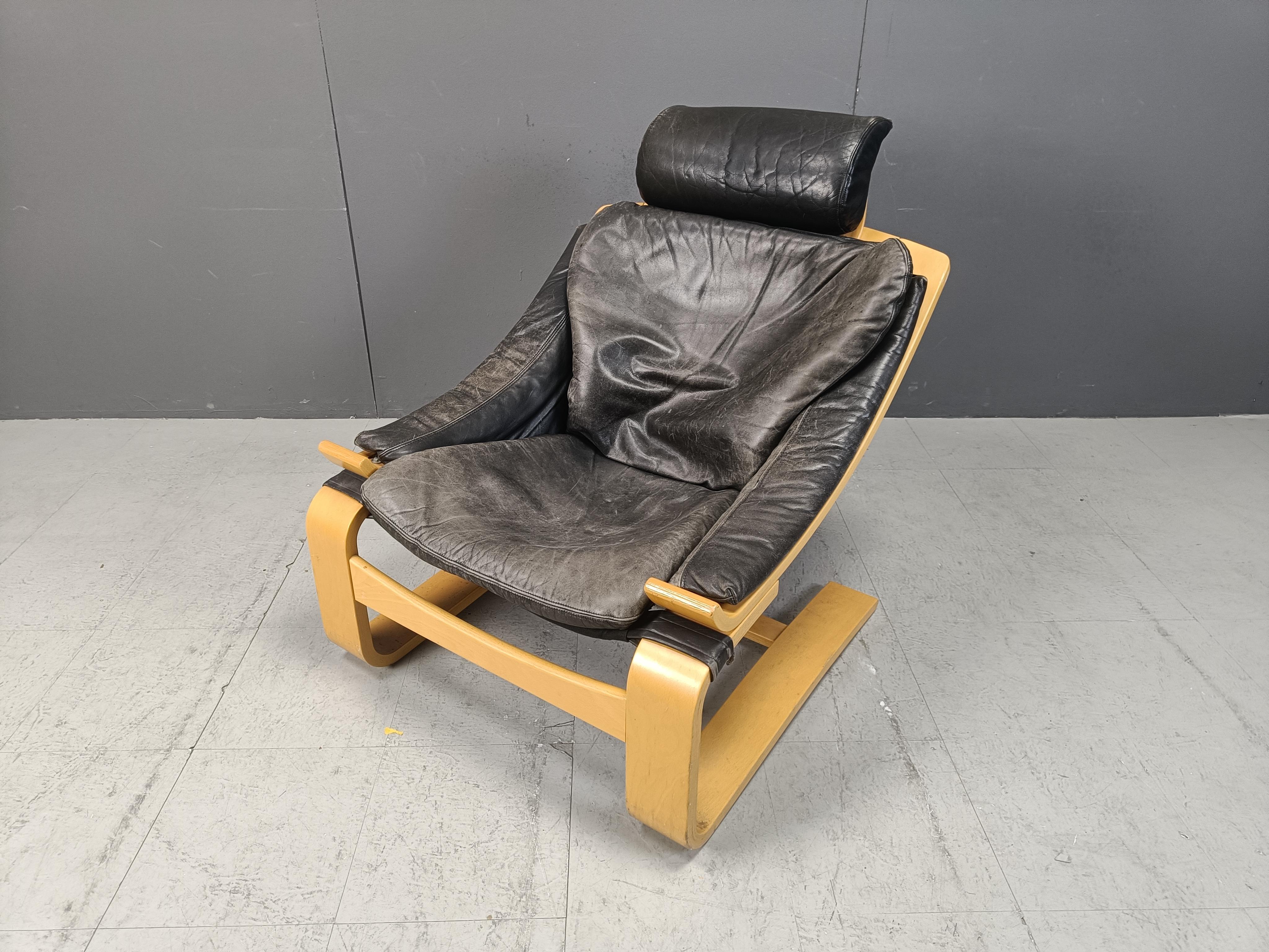 Sillón Kroken diseñado por Ake Fribyter para Nelo Möbel en la década de 1970.

Robusto armazón de madera curvada de haya con cojines de cuero negro patinado.

Genial diseño en voladizo

Tiene su etiqueta metálica original.

Años 70 -