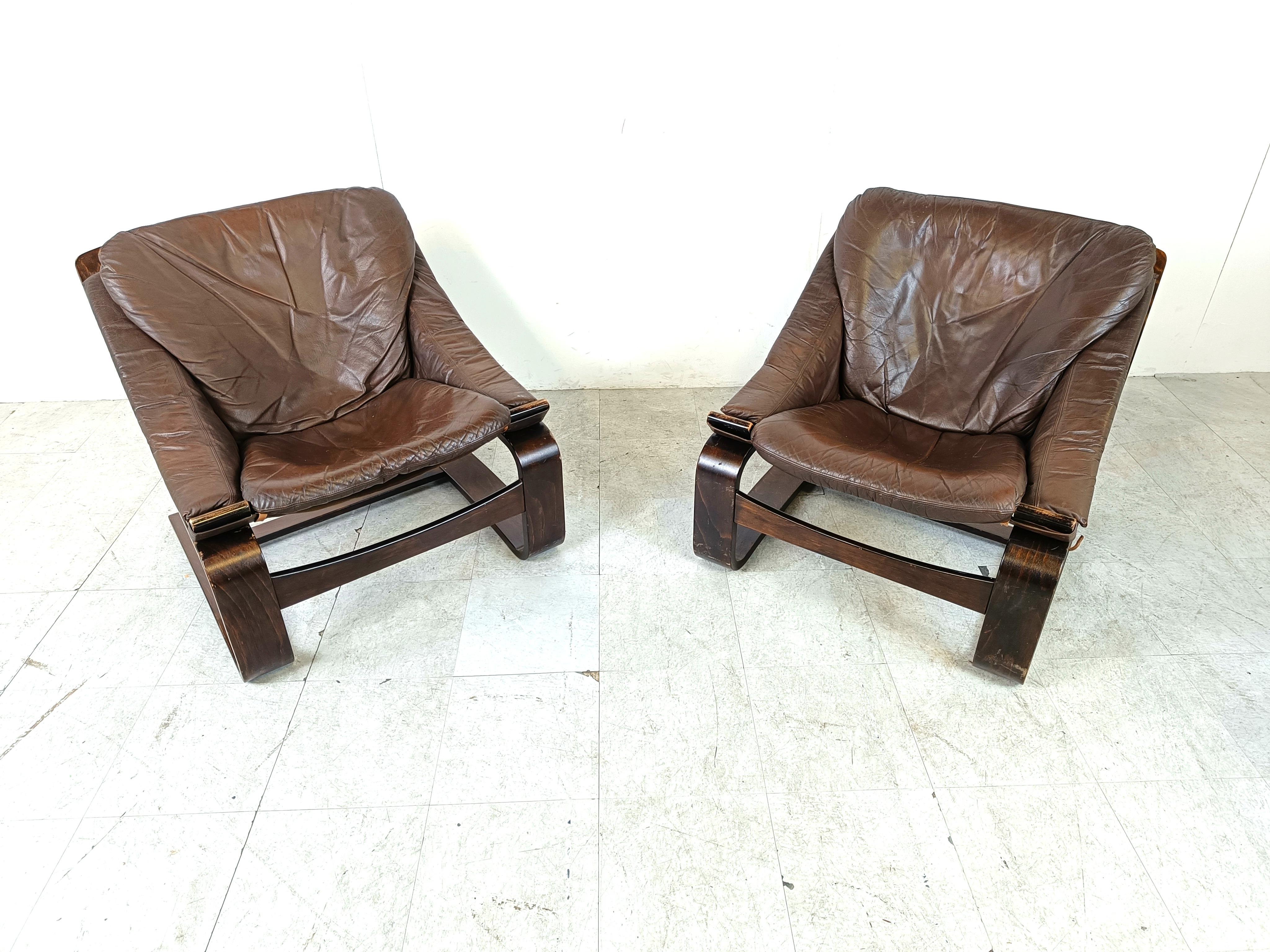 
Paire de fauteuils Kroken conçus par Ake Fribyter pour Nelo Möbel dans les années 1970.

Cadre robuste en hêtre bentwooden avec coussins en cuir épais.

Un design en porte-à-faux original

Années 1970 - Suède

Ils peuvent être démontés pour la