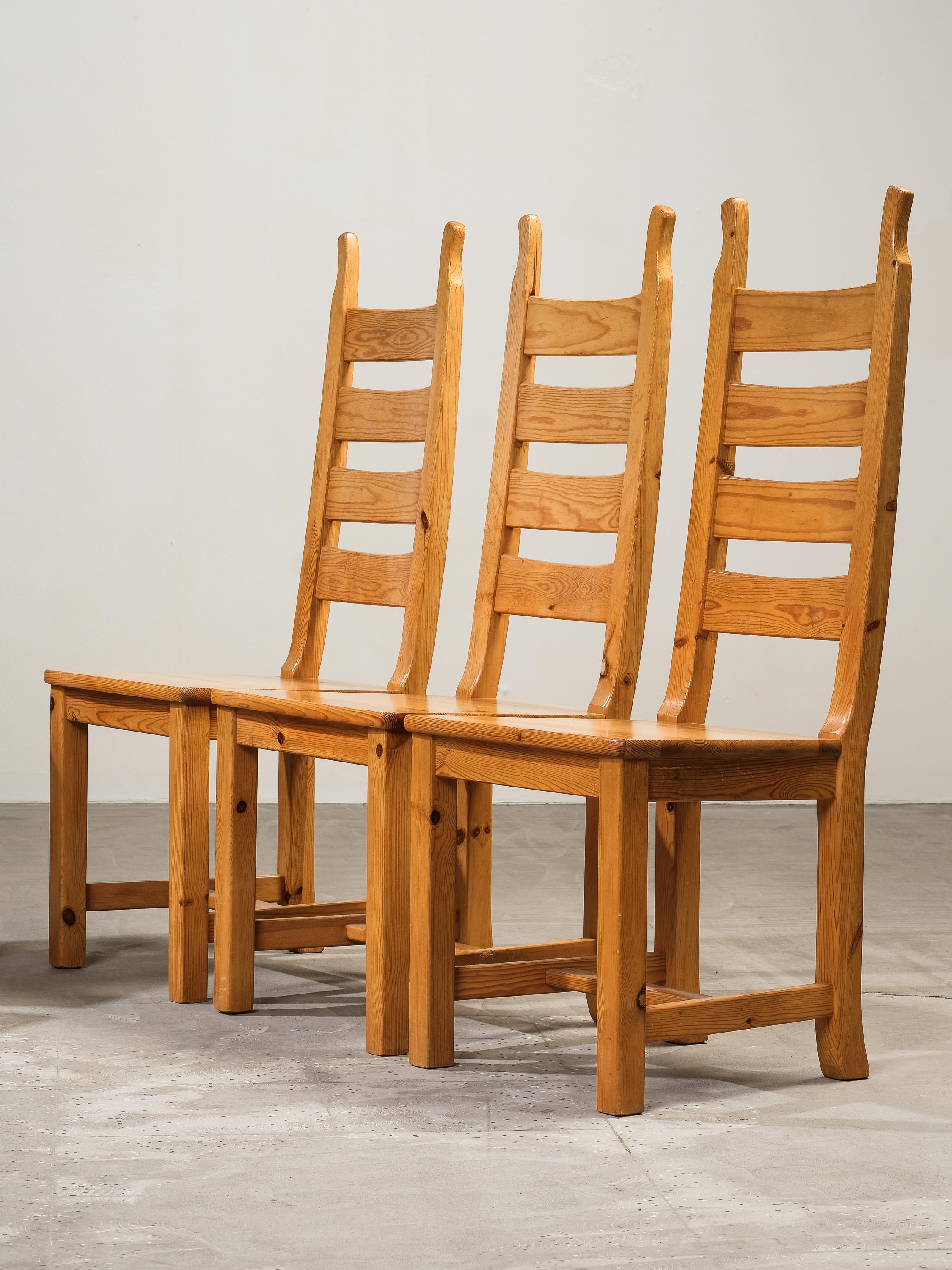 Un sorprendente set di 6 sedie da pranzo scultoree provenienti dalla Svezia. Realizzata in pino massiccio con schienale alto a scaletta risalente agli anni '70.

Non attribuito, ma simile ai disegni di Sven Larsson e Roland Wilhelmsson dello stesso