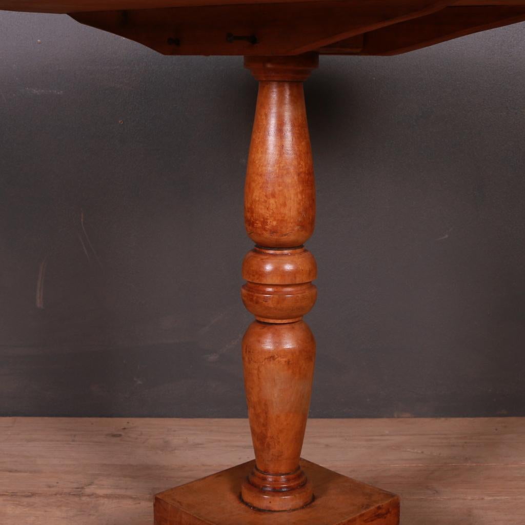 Swedish Lamp Table In Good Condition For Sale In Leamington Spa, Warwickshire