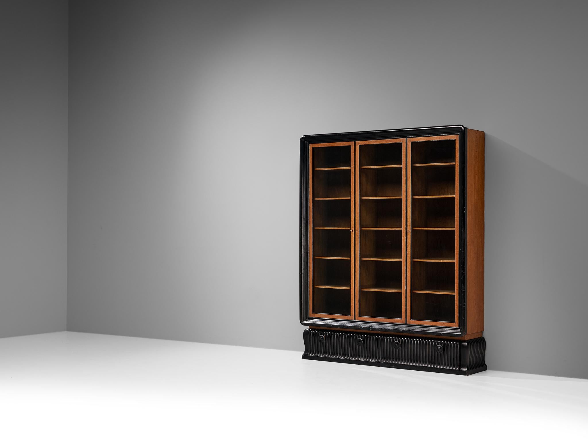 Large cabinet, oak, lacquered wood, original glass, Sweden, 1930s.

This large cabinet made in Sweden in the 1930s has a dark and theatrical appearance. This substantial piece is made in oak and black lacquered wood, and has beautiful original glass