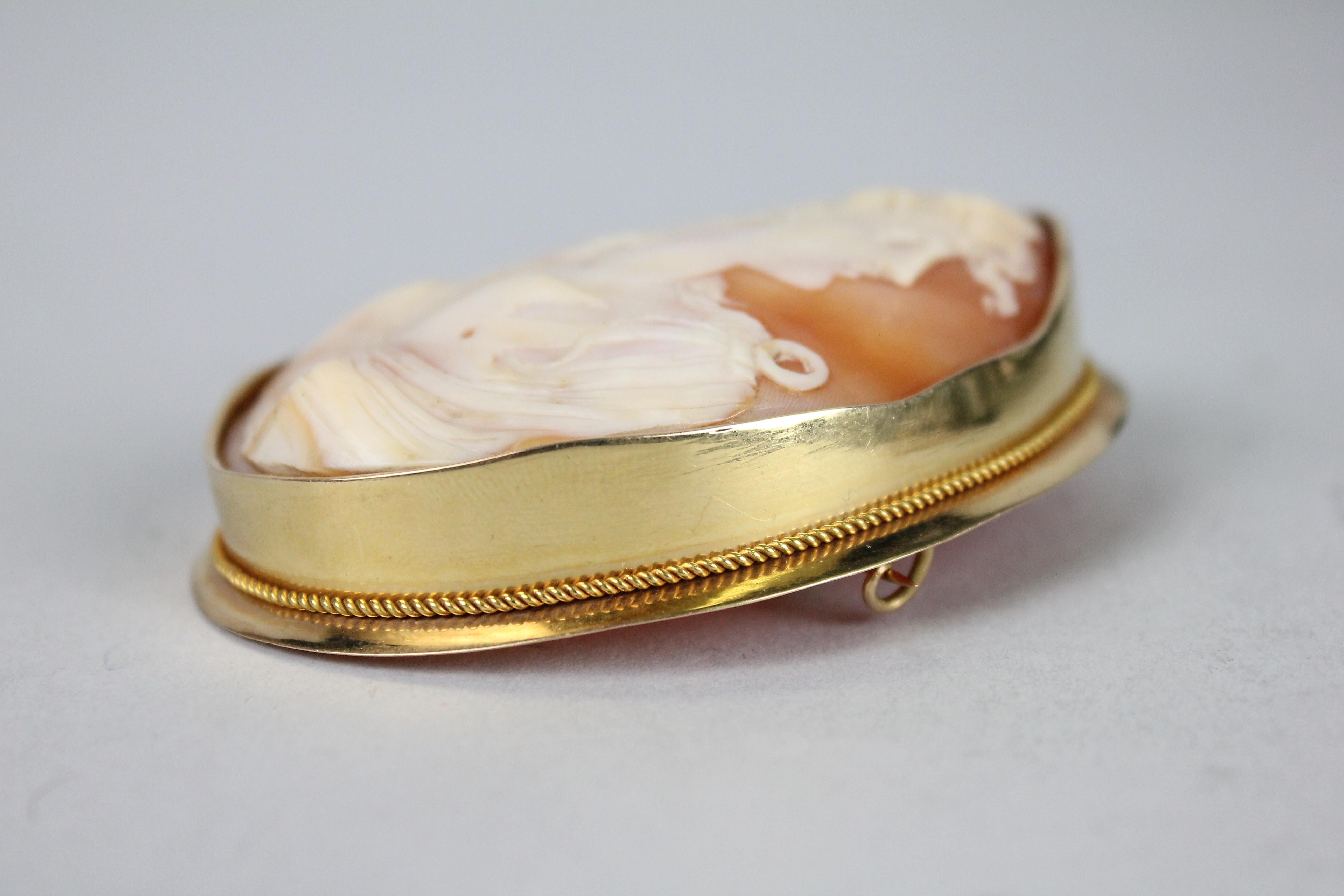 Swedish Large Cameo Brooch in 18 Karat Gold by Olof Nilson, 1919 In Good Condition In Skanninge, SE