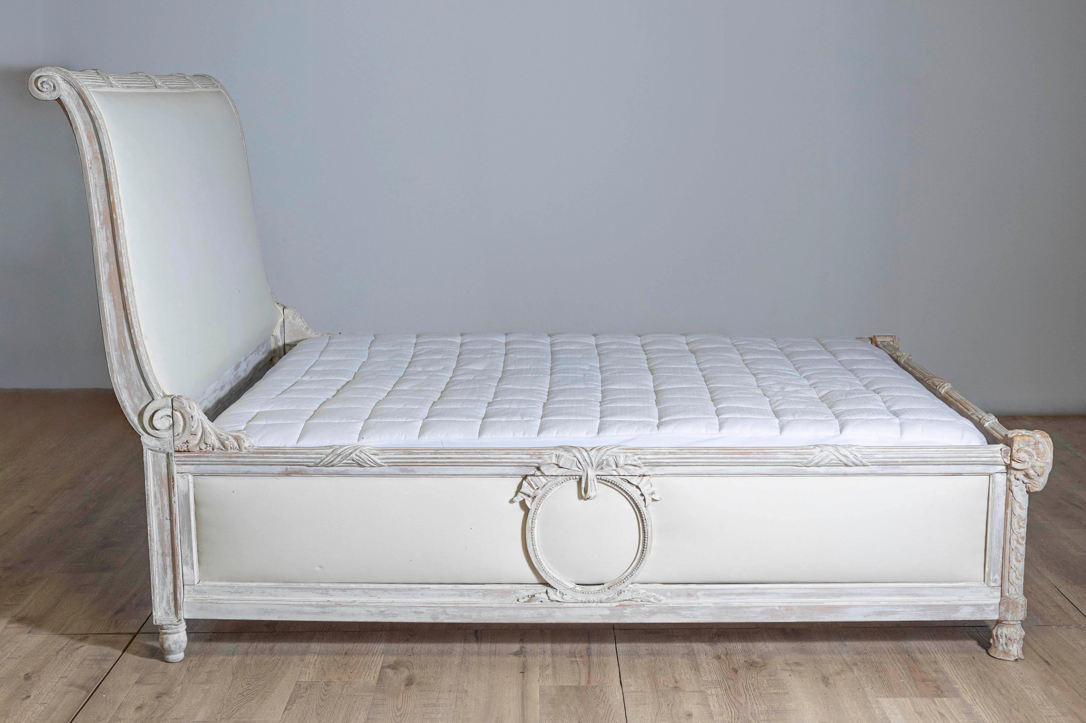 Schwedisches Bett mit Medaillons im neoklassizistischen Stil des späten 18. im Angebot 8