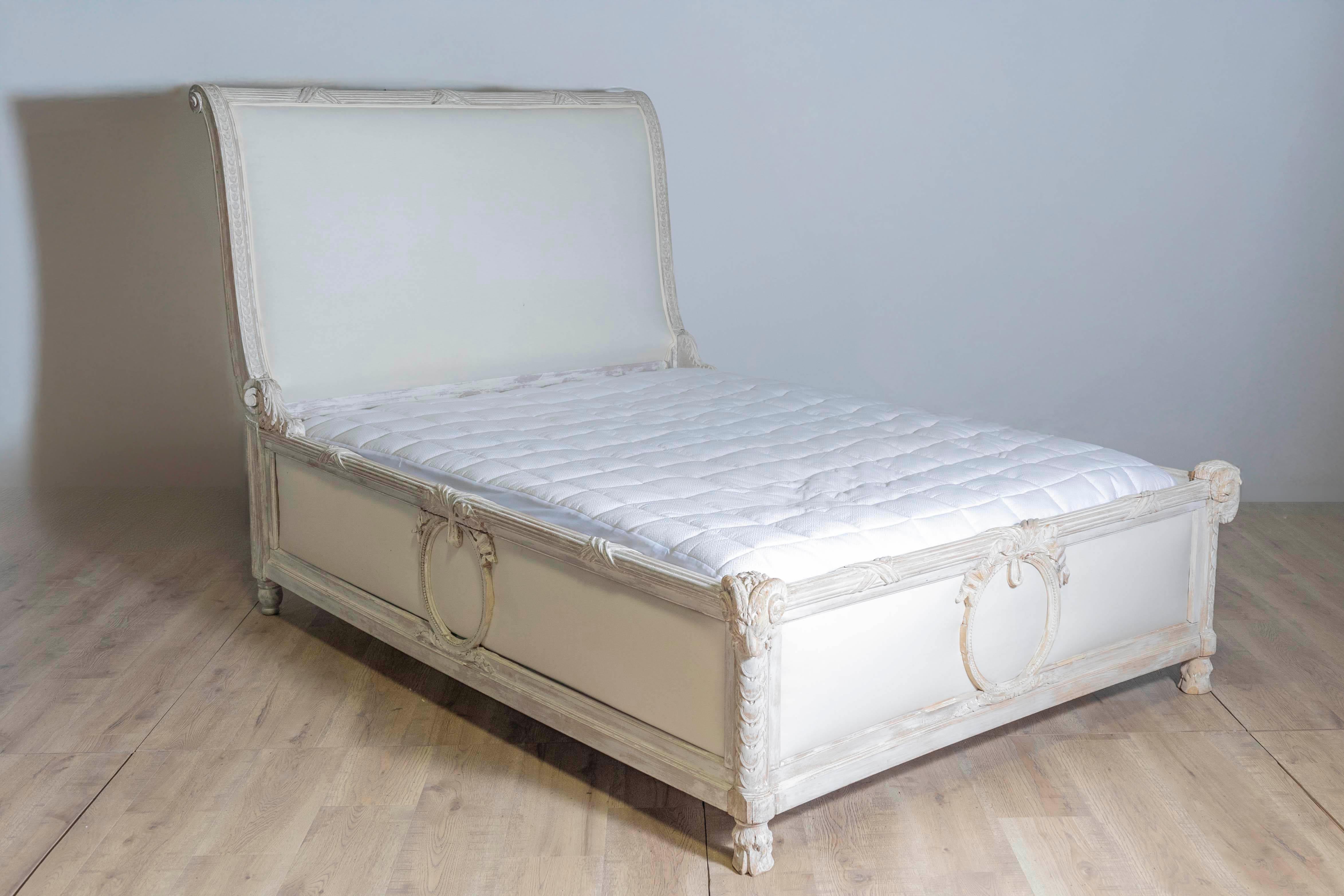 Ein schwedisches klassizistisches Bett mit bemaltem Widderkopf aus dem späten 18. Jahrhundert, mit neuer Matratze, Boxspring und Polstermöbel. Dieses Bett wurde in den späten Jahren des 18. Jahrhunderts in Schweden hergestellt und umfasst das