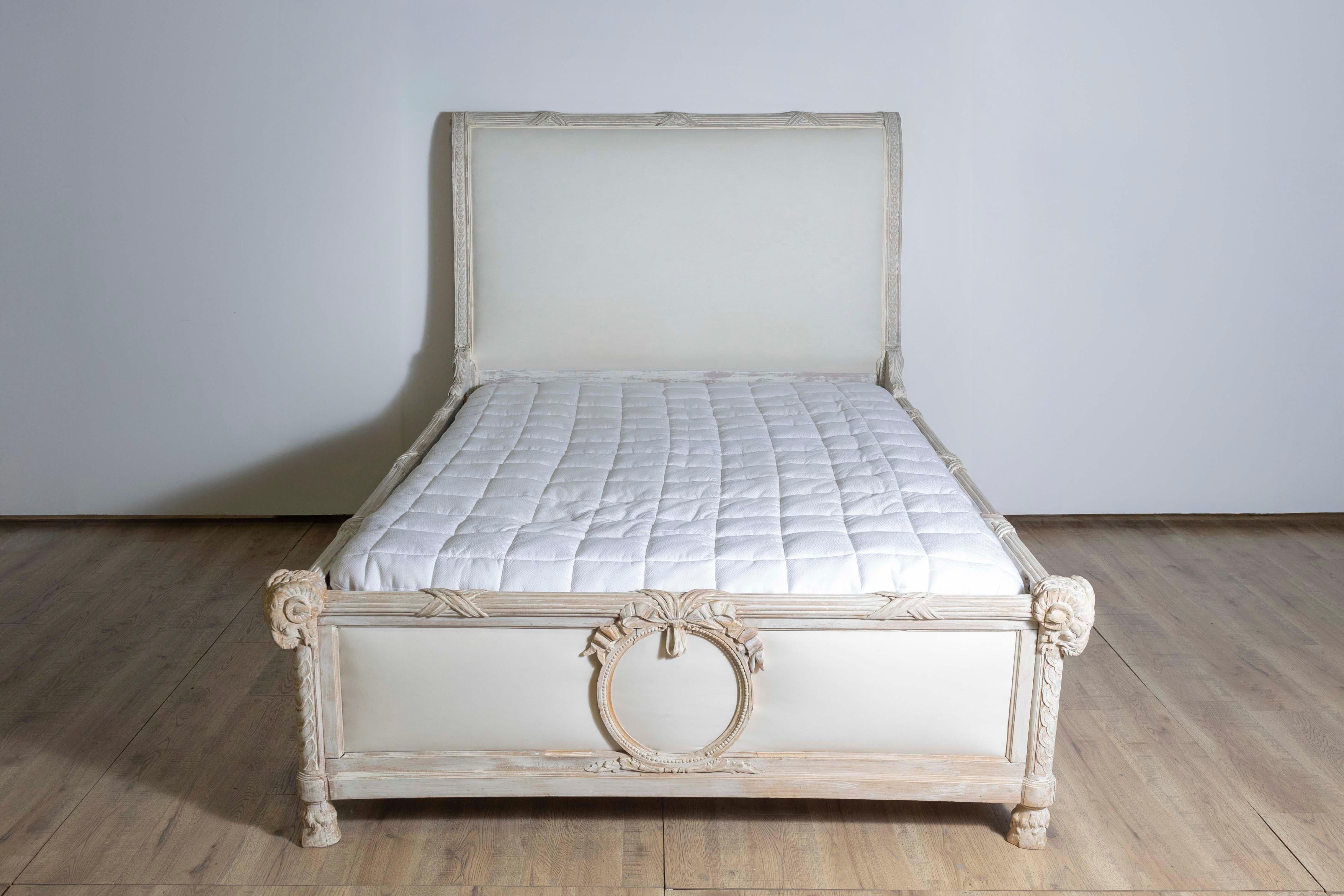 Schwedisches Bett mit Medaillons im neoklassizistischen Stil des späten 18. (Neoklassisch) im Angebot