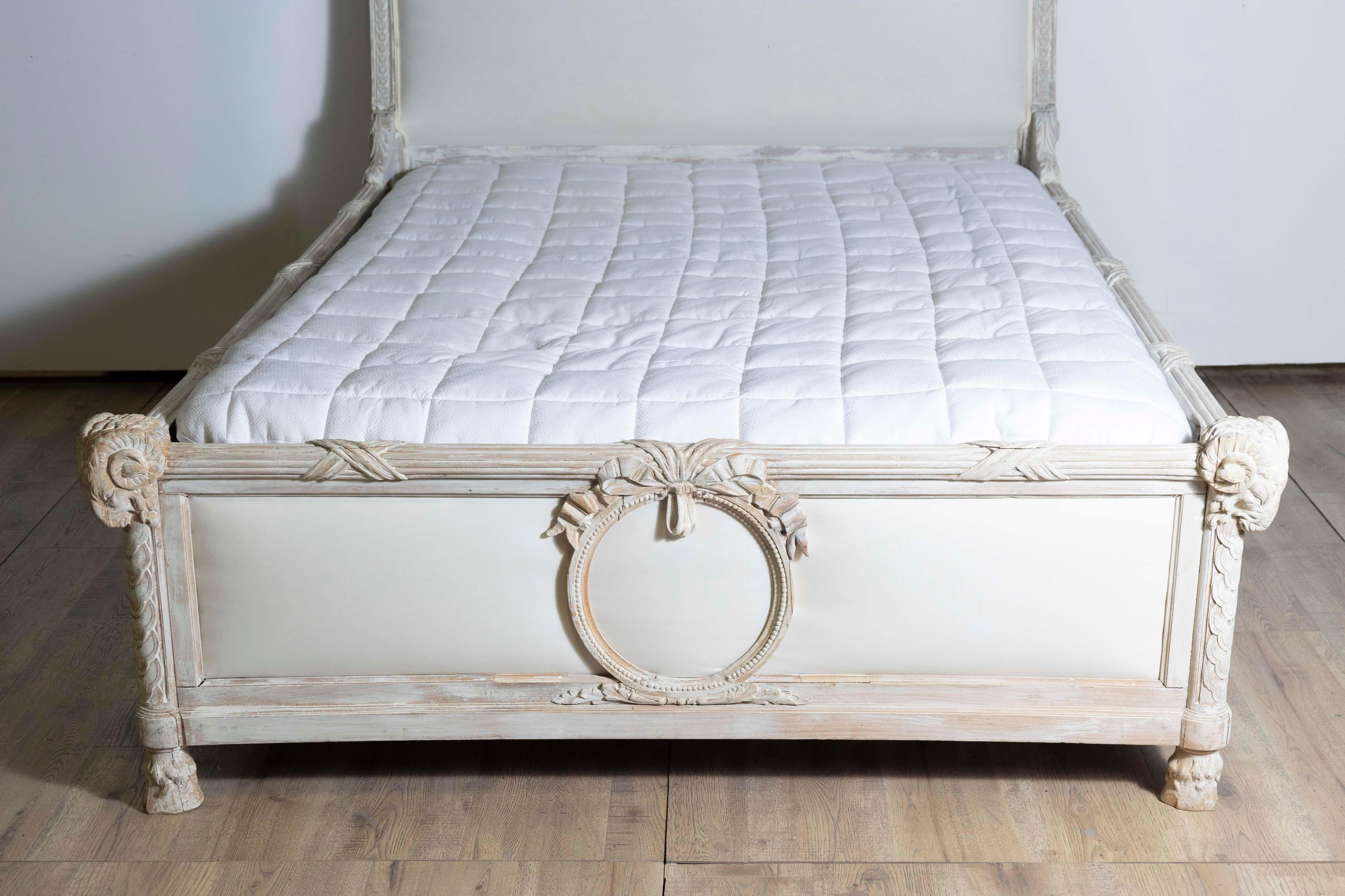 Schwedisches Bett mit Medaillons im neoklassizistischen Stil des späten 18. (Handgeschnitzt) im Angebot