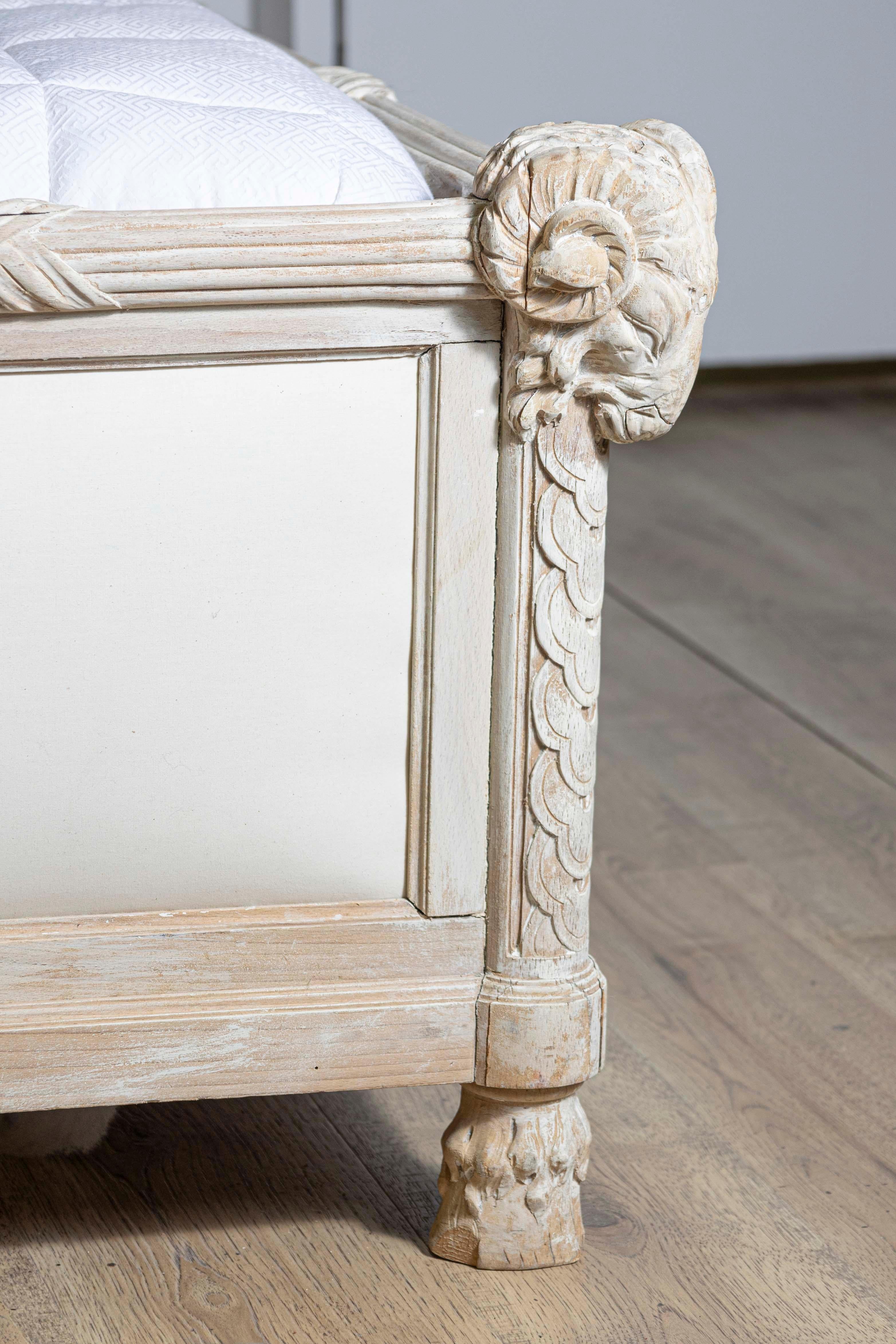 Schwedisches Bett mit Medaillons im neoklassizistischen Stil des späten 18. (Holz) im Angebot