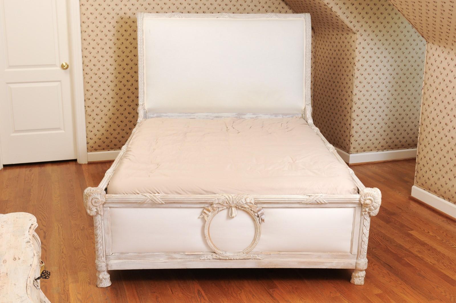 Swedish Late 18th Century Neoclassical Painted Bed with Medallions For Sale 9