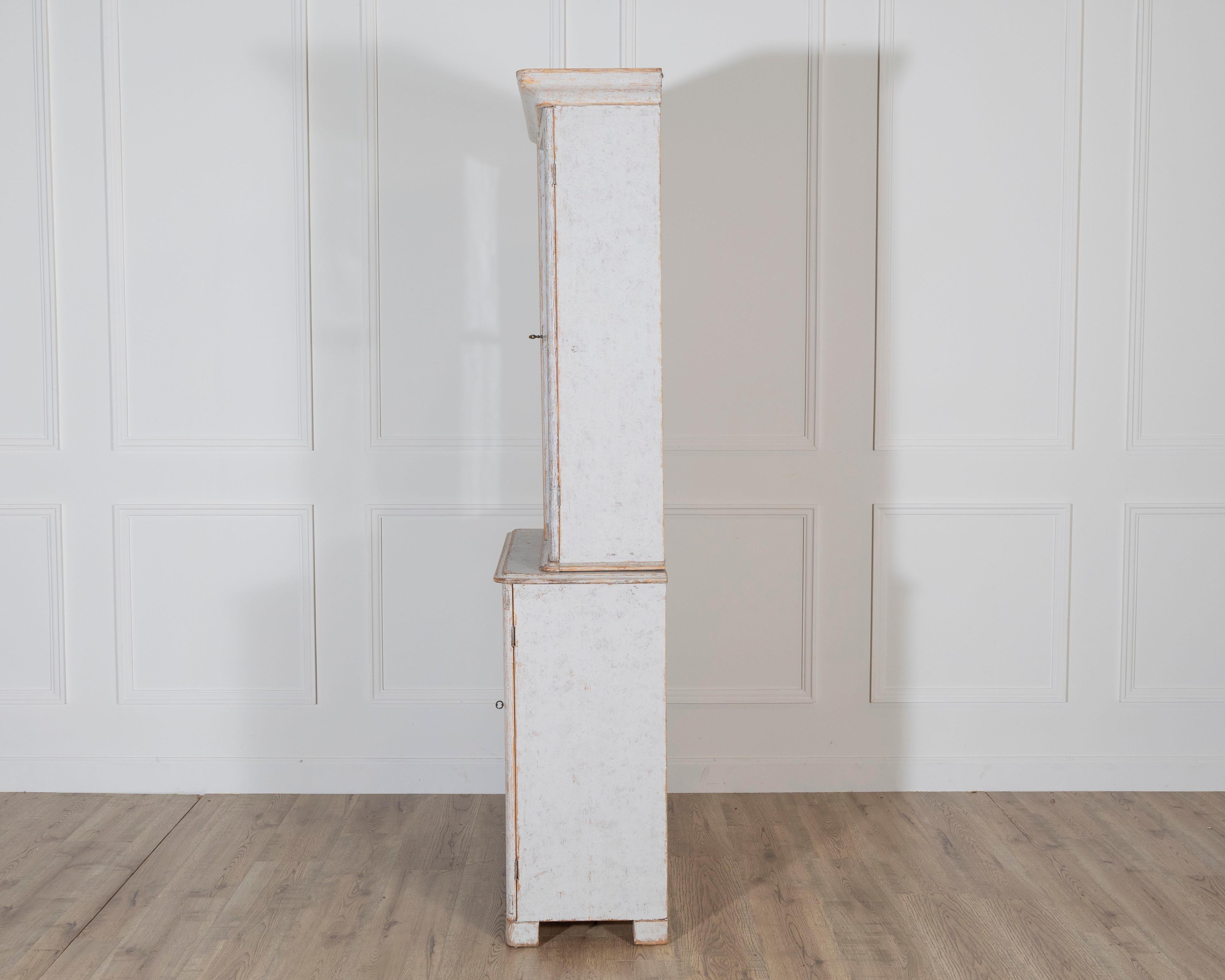 Swedish Late 19th Century Painted Bookcase with Glass Doors For Sale 2