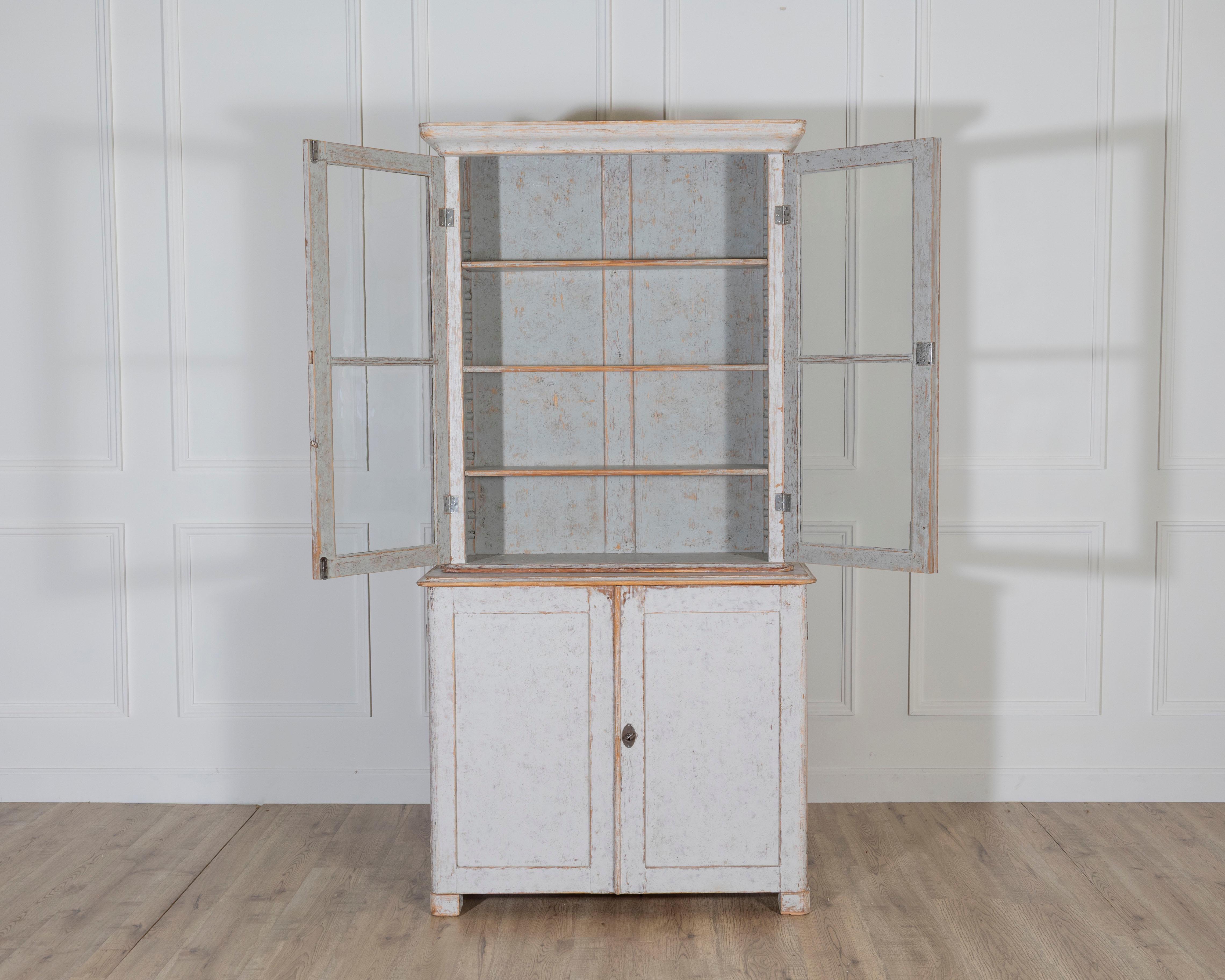 Swedish Late 19th Century Painted Bookcase with Glass Doors For Sale 4