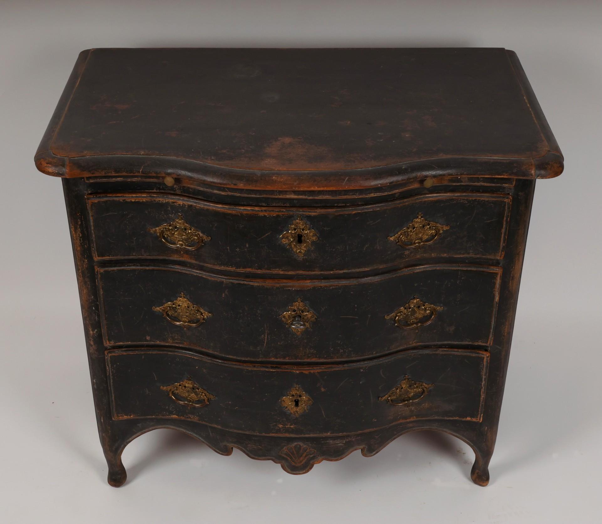Swedish late baroque bureau, probably made in Stockholm during the 1750s-60s. The bureau has three drawers of varying height and a pull-out writing board. Elegant lambrequin with scalloped shell. High-class fittings in burnt-gilt bronze. The key