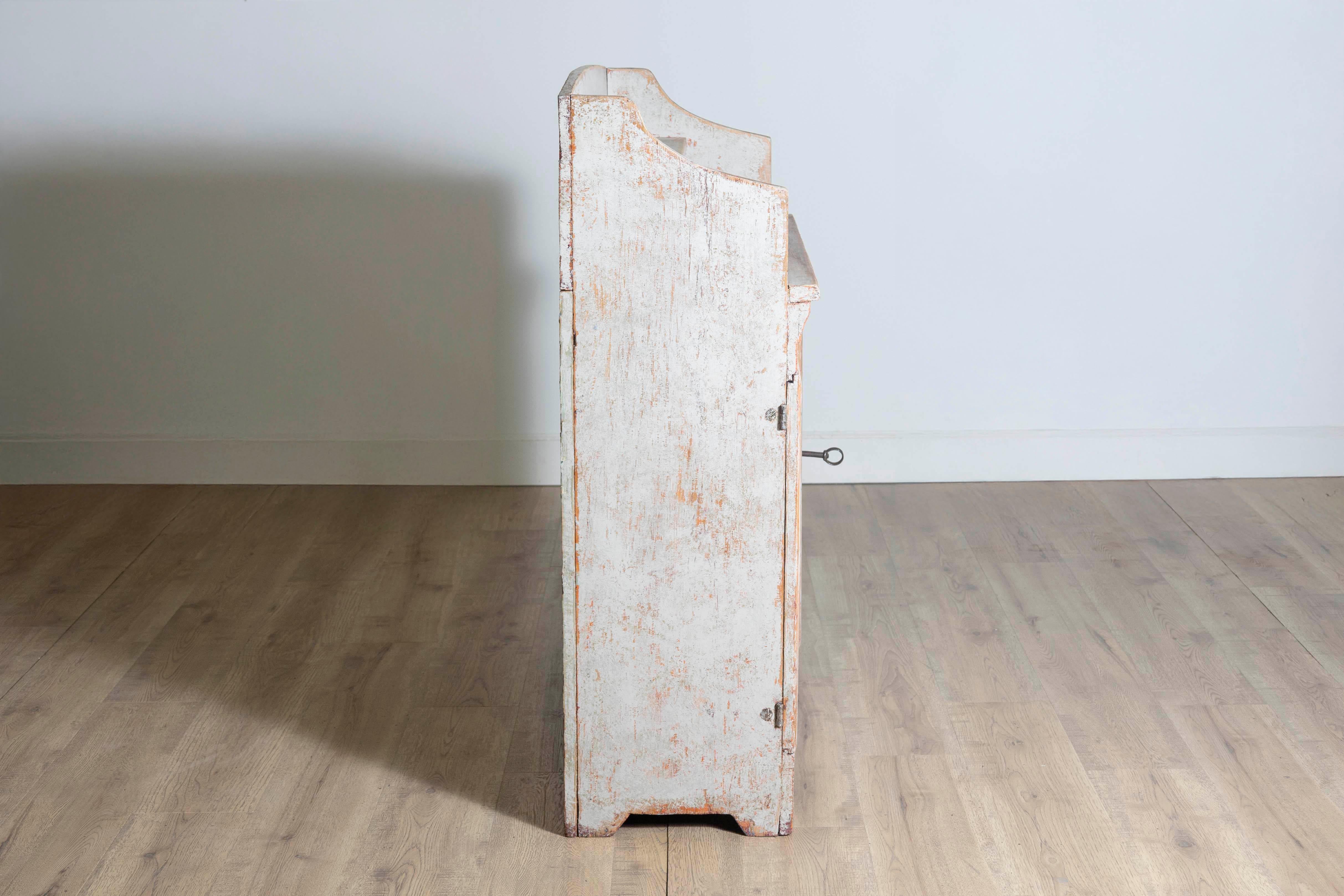 Aparador pintado sueco de estilo Gustaviano tardío de 1820 con estante abierto en Bueno estado para la venta en Atlanta, GA