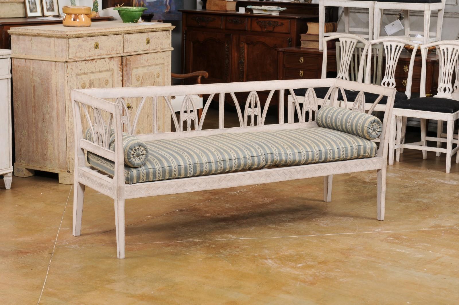 Swedish Late Gustavian 1820s Painted Wood Sofa Bench with Foliage Carved Back In Good Condition In Atlanta, GA
