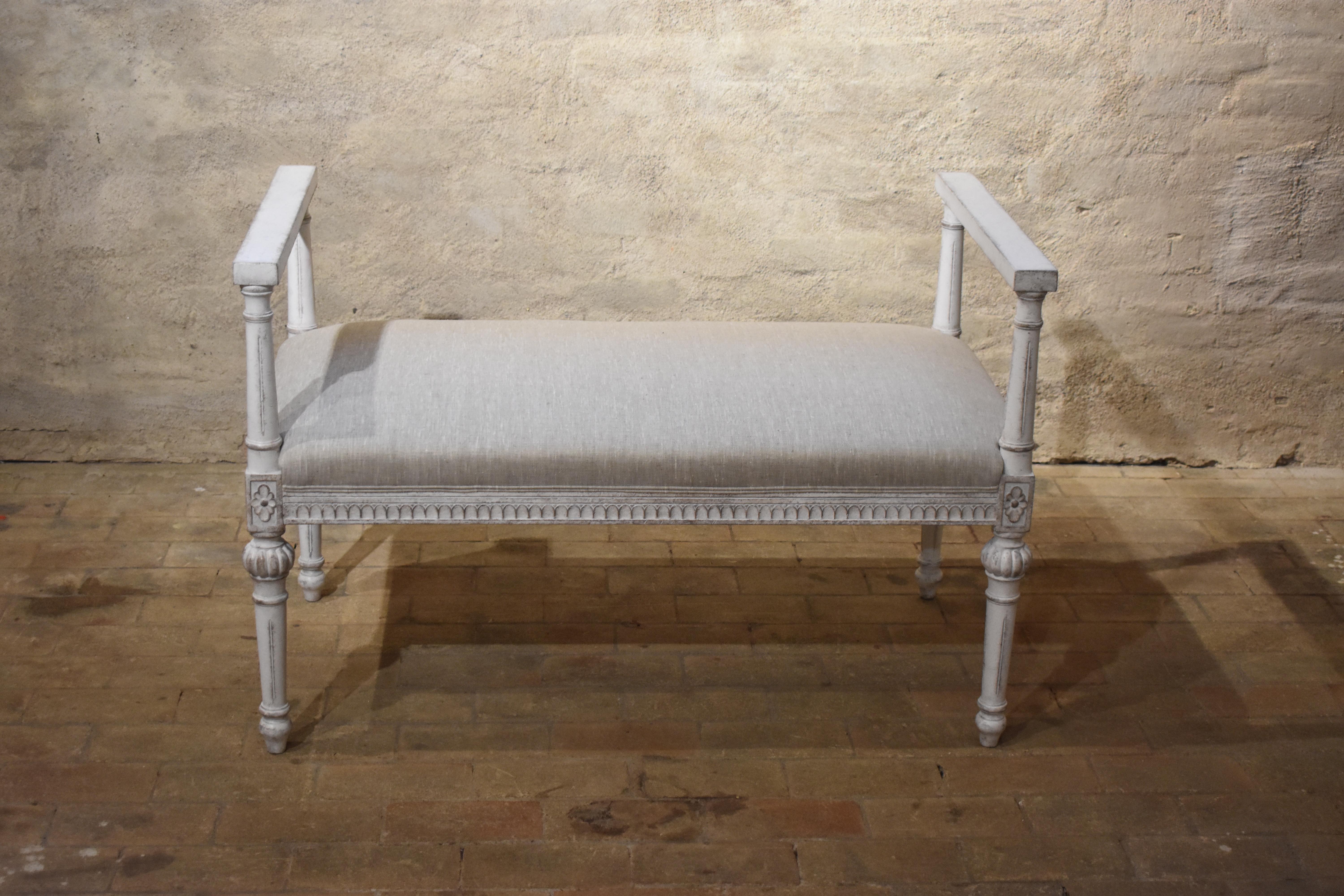 Swedish late Gustavian bench, 19th century
Restoration painted in antique white
New textile - original upholstery.