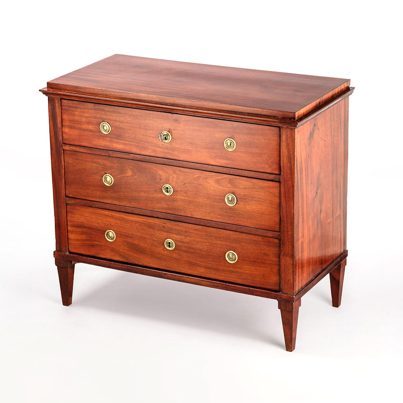 Elegant late Gustavian chest of three drawers.
Cuba mahogany veneered on pine.
In original condition with a light re-polish using traditional methods.
Original fittings, locks and key.
