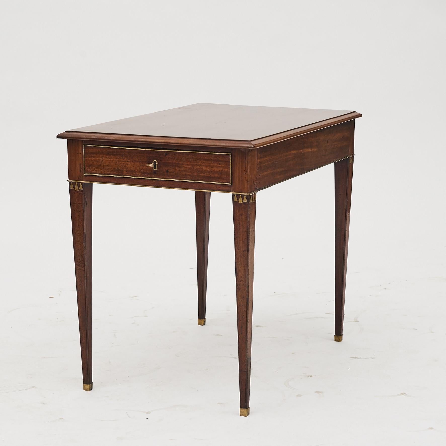 A Swedish Gustavian console table from late 18th century.
Rectangular top above single drawer with brass moldings, square tapered legs with brass feet.
Sweden, circa 1780-1790.
Beautiful and elegant console table.