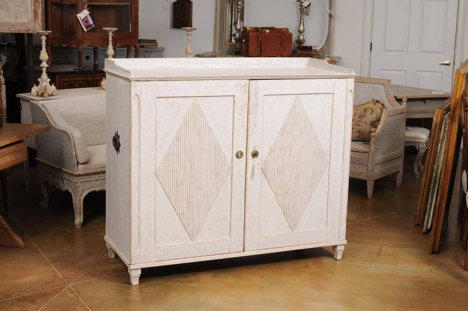 Schwedisches Sideboard aus dem späten Gustavianischen frühen 19. Jahrhundert mit geschnitzten Diamantmotiven (Geschnitzt)