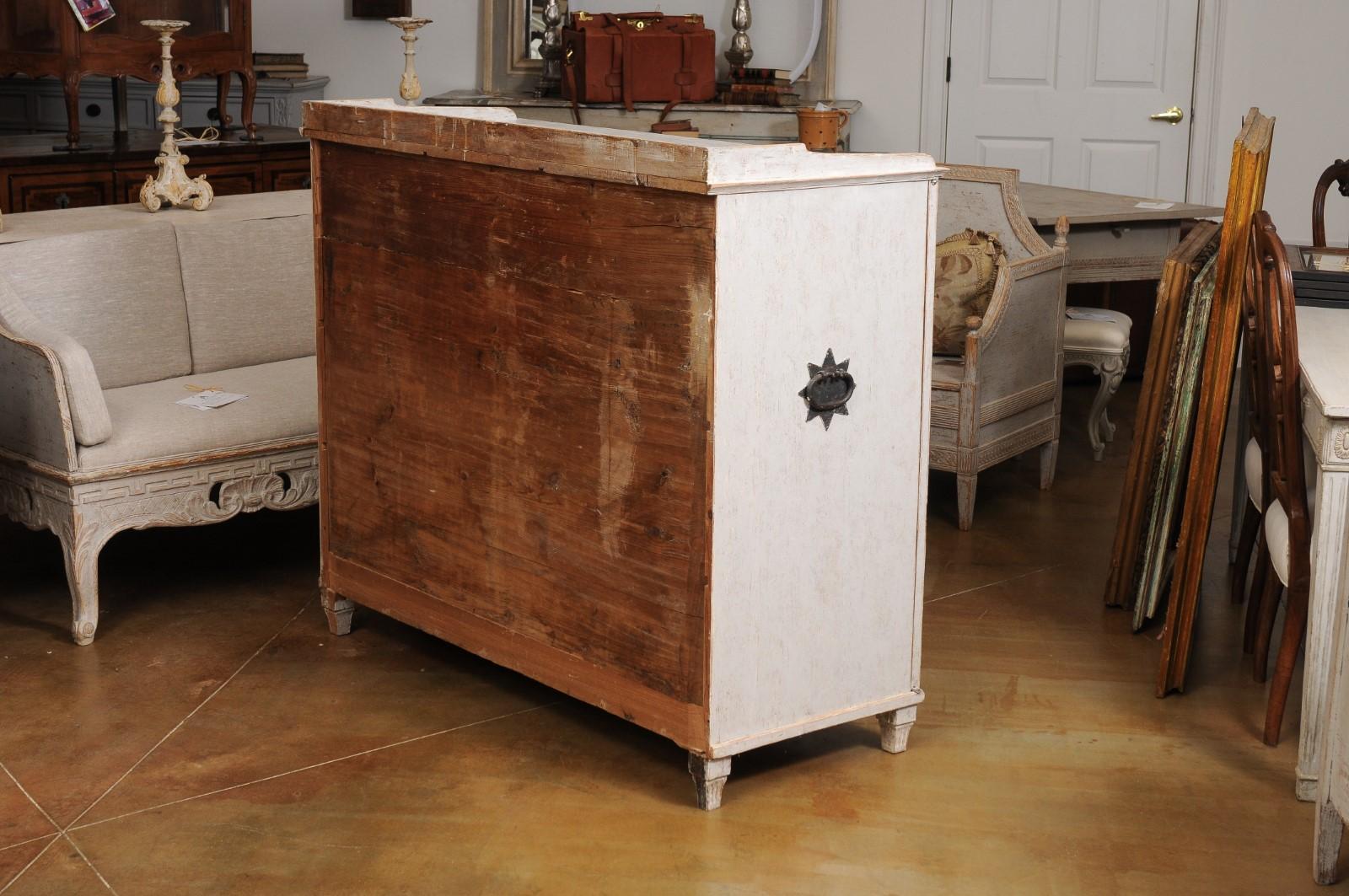 Schwedisches Sideboard aus dem späten Gustavianischen frühen 19. Jahrhundert mit geschnitzten Diamantmotiven (Holz)