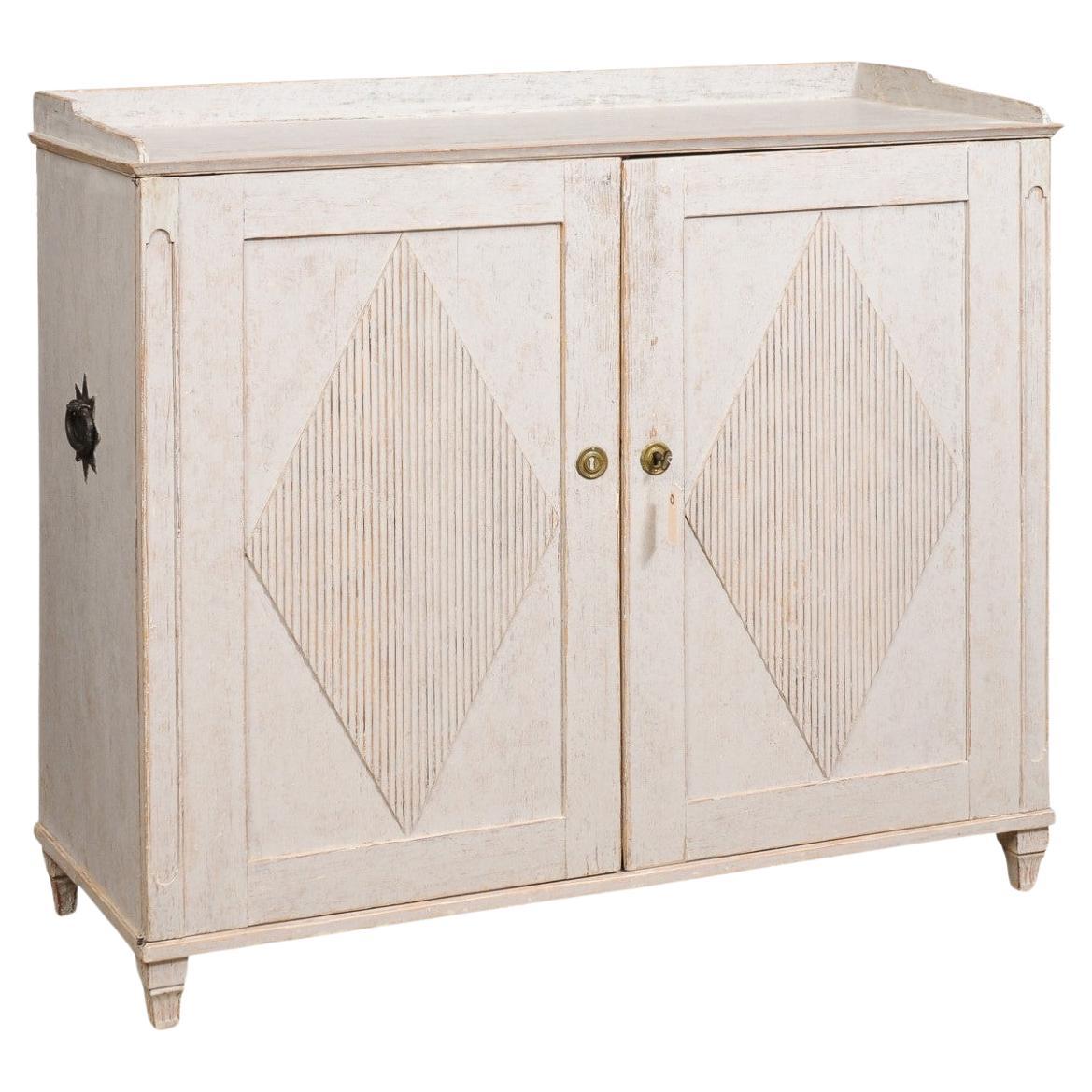 Schwedisches Sideboard aus dem späten Gustavianischen frühen 19. Jahrhundert mit geschnitzten Diamantmotiven