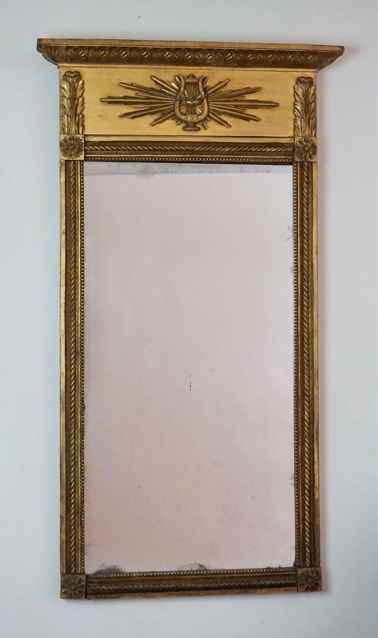 Schwedischer spätviktorianischer Trumeau-Spiegel aus vergoldetem Holz aus dem frühen Kaiserreich, um 1810 im Angebot 5