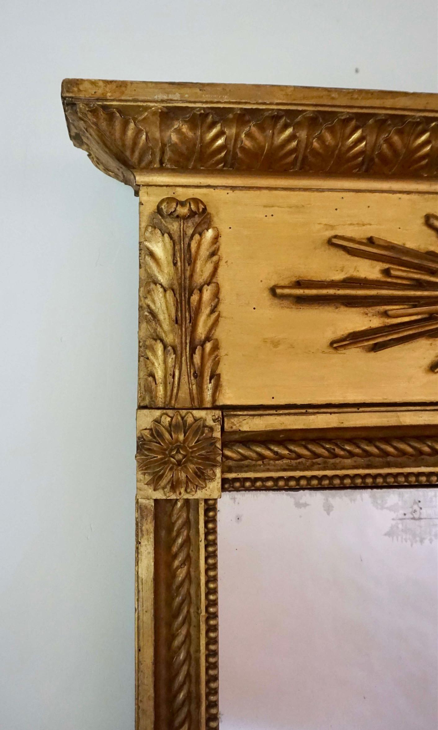 Schwedischer spätviktorianischer Trumeau-Spiegel aus vergoldetem Holz aus dem frühen Kaiserreich, um 1810 (Gustavianisch) im Angebot