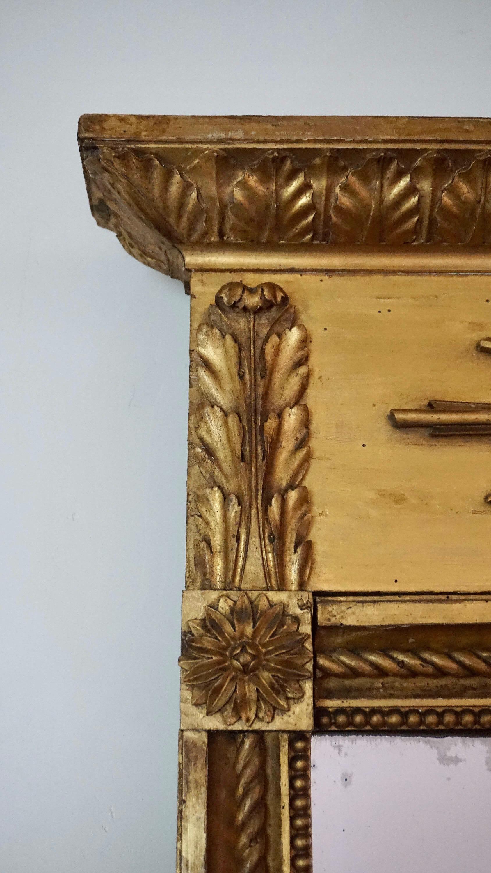 Schwedischer spätviktorianischer Trumeau-Spiegel aus vergoldetem Holz aus dem frühen Kaiserreich, um 1810 im Zustand „Gut“ im Angebot in Kinderhook, NY