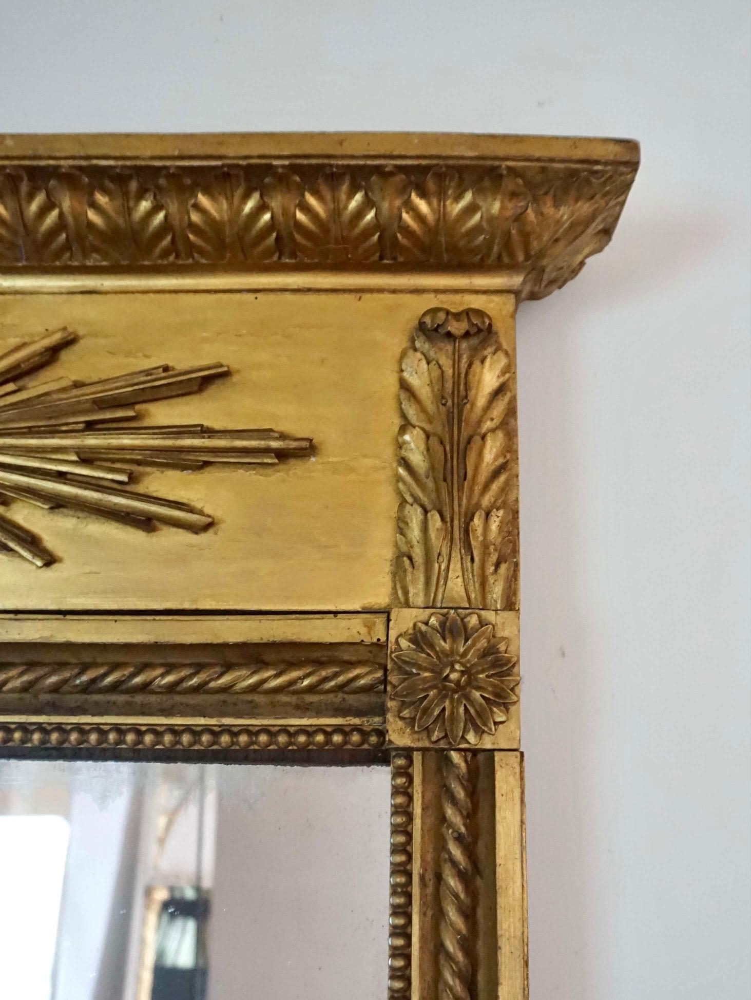 Schwedischer spätviktorianischer Trumeau-Spiegel aus vergoldetem Holz aus dem frühen Kaiserreich, um 1810 im Angebot 1