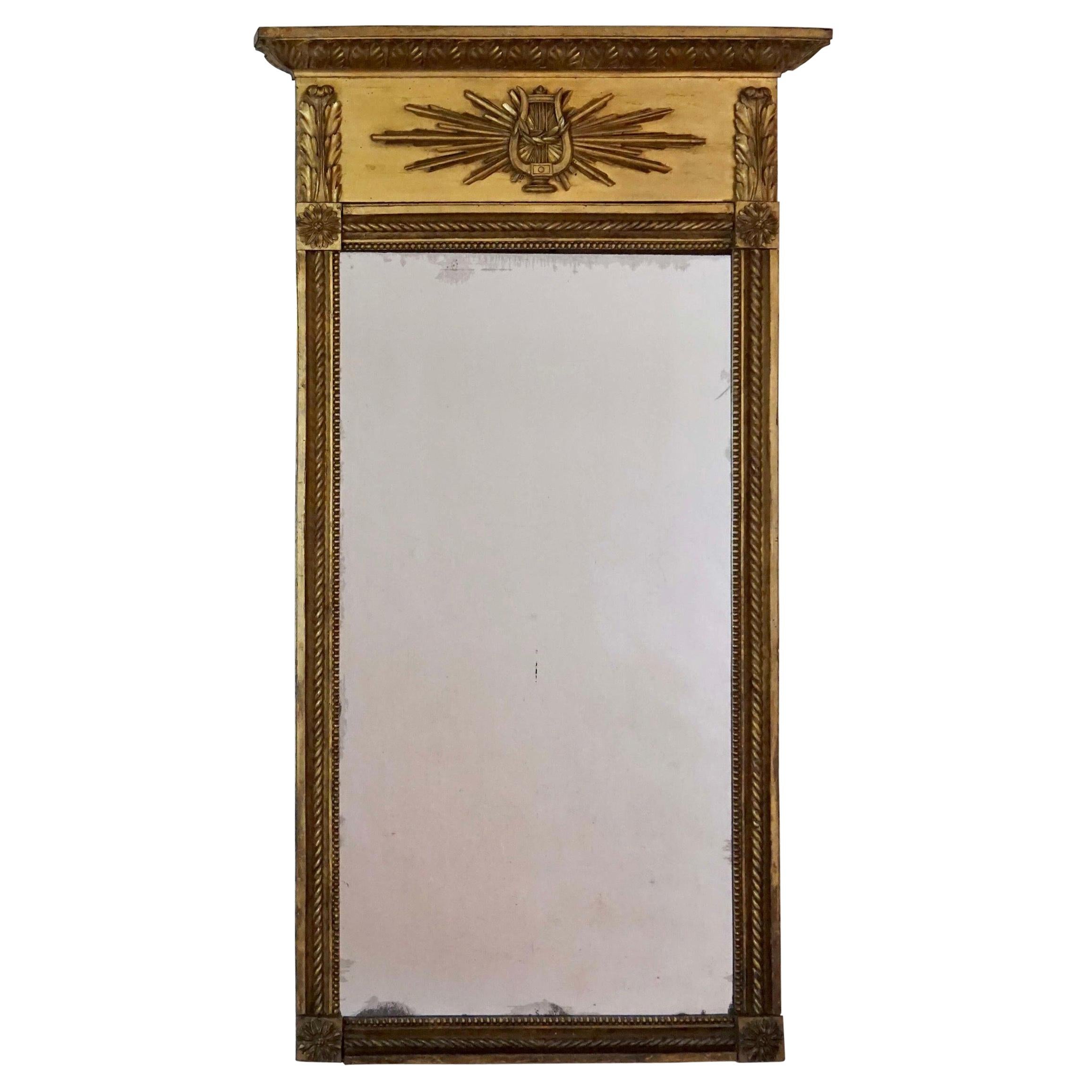 Miroir suédois de forme Trumeau en bois doré de la fin de l'époque gustavienne, début de l'Empire, vers 1810 en vente