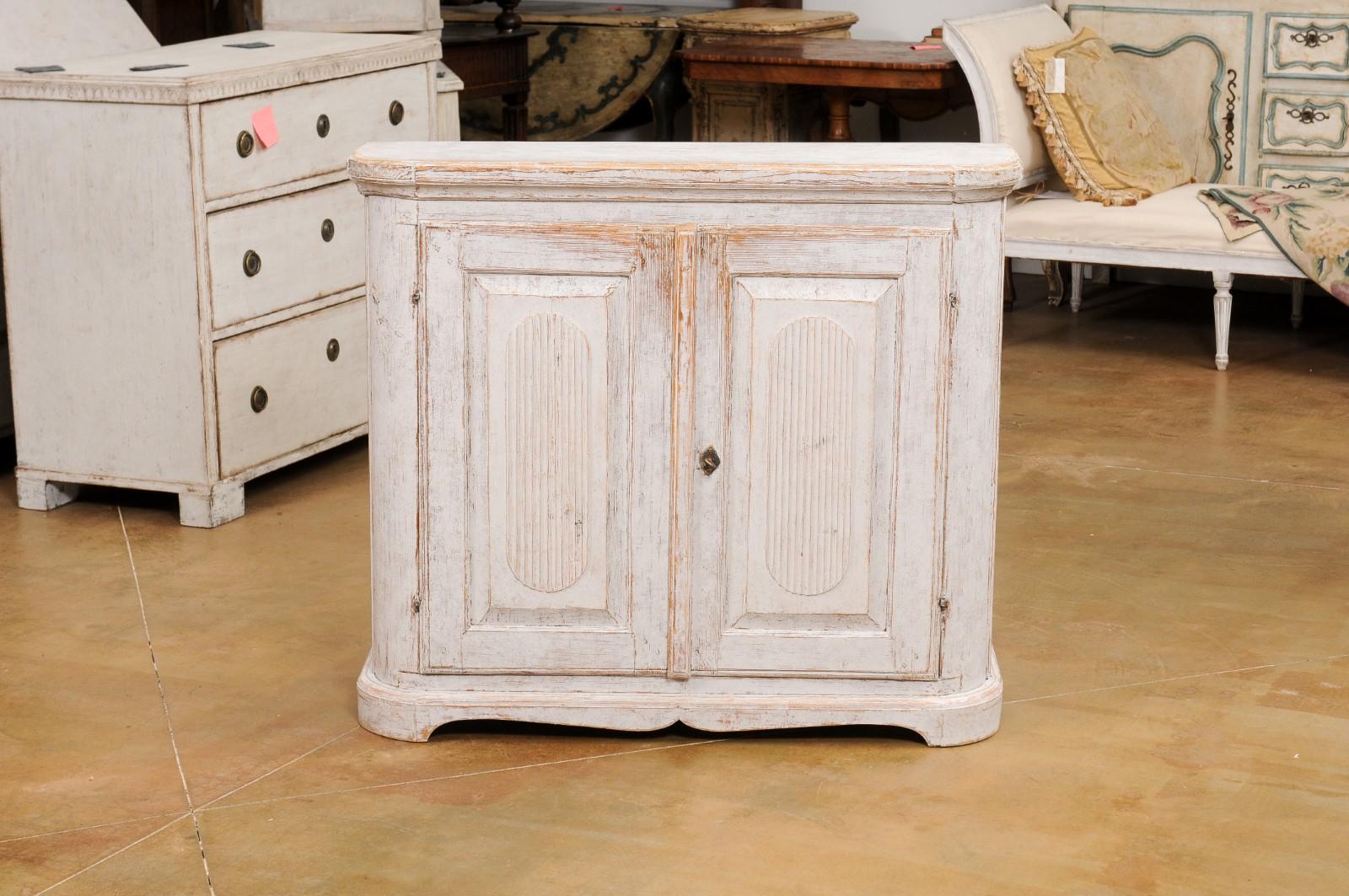 Swedish Late Gustavian Period 1820s Painted Buffet with Carved Reeded Doors For Sale 7