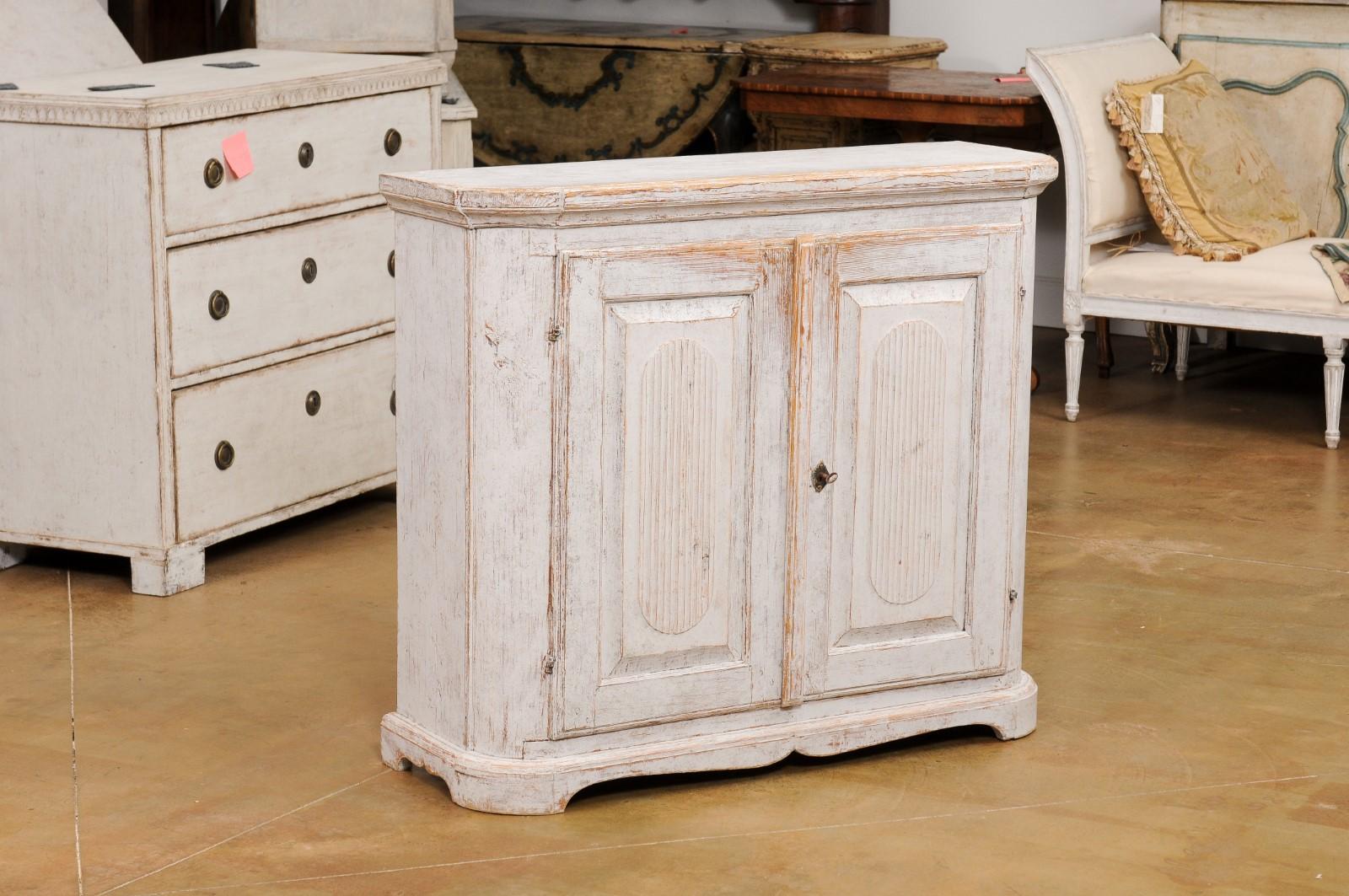 Swedish Late Gustavian Period 1820s Painted Buffet with Carved Reeded Doors In Good Condition For Sale In Atlanta, GA