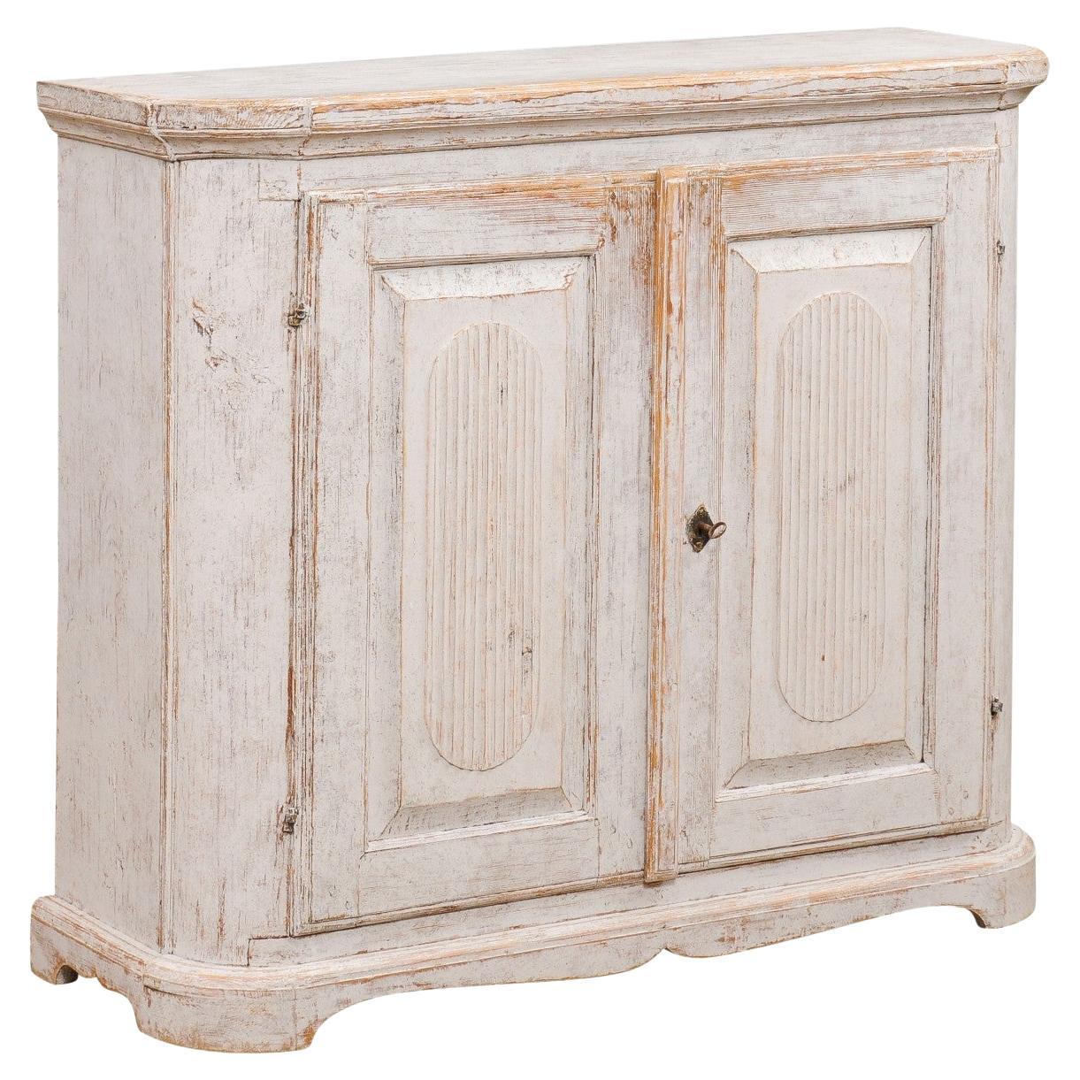 Swedish Late Gustavian Period 1820s Painted Buffet with Carved Reeded Doors For Sale