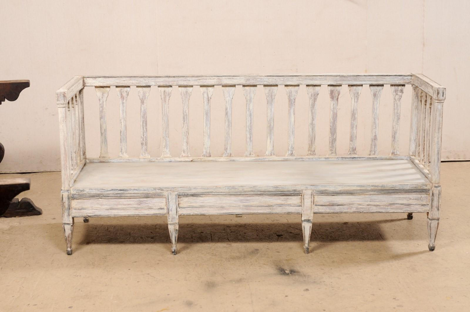 Schwedische Sofabank aus geschnitztem Holz aus der späten Gustavianischen Periode, frühes 19. Jahrhundert im Angebot 9