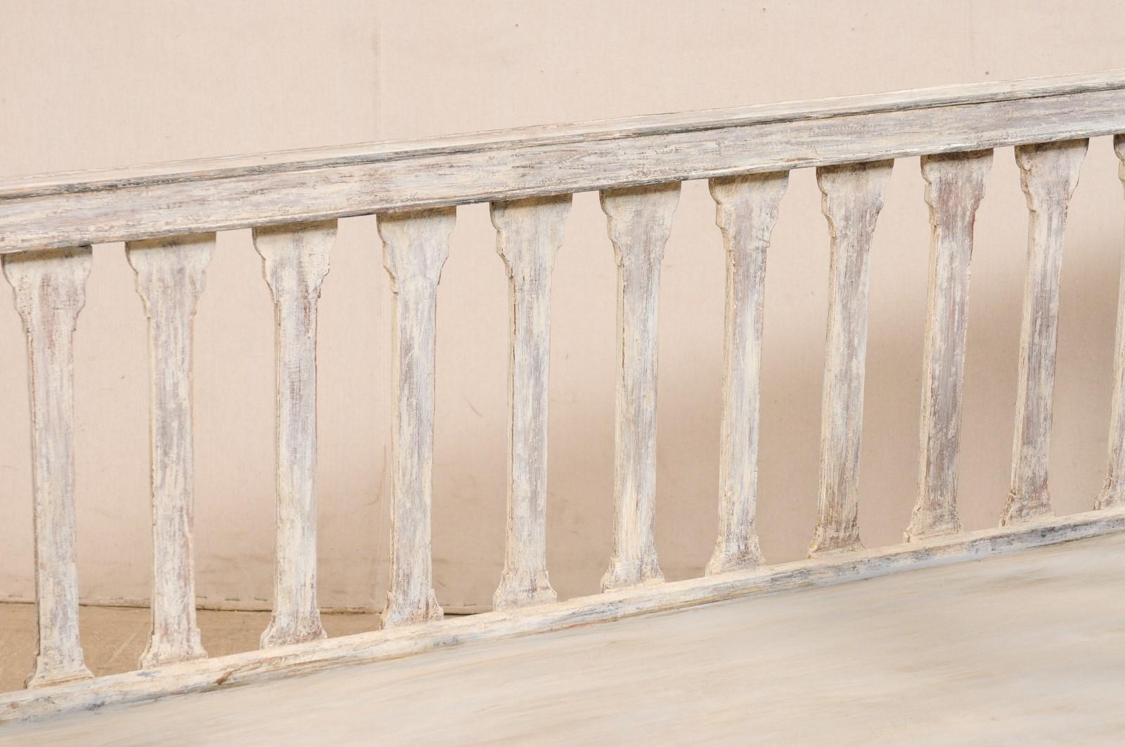 Schwedische Sofabank aus geschnitztem Holz aus der späten Gustavianischen Periode, frühes 19. Jahrhundert im Angebot 2