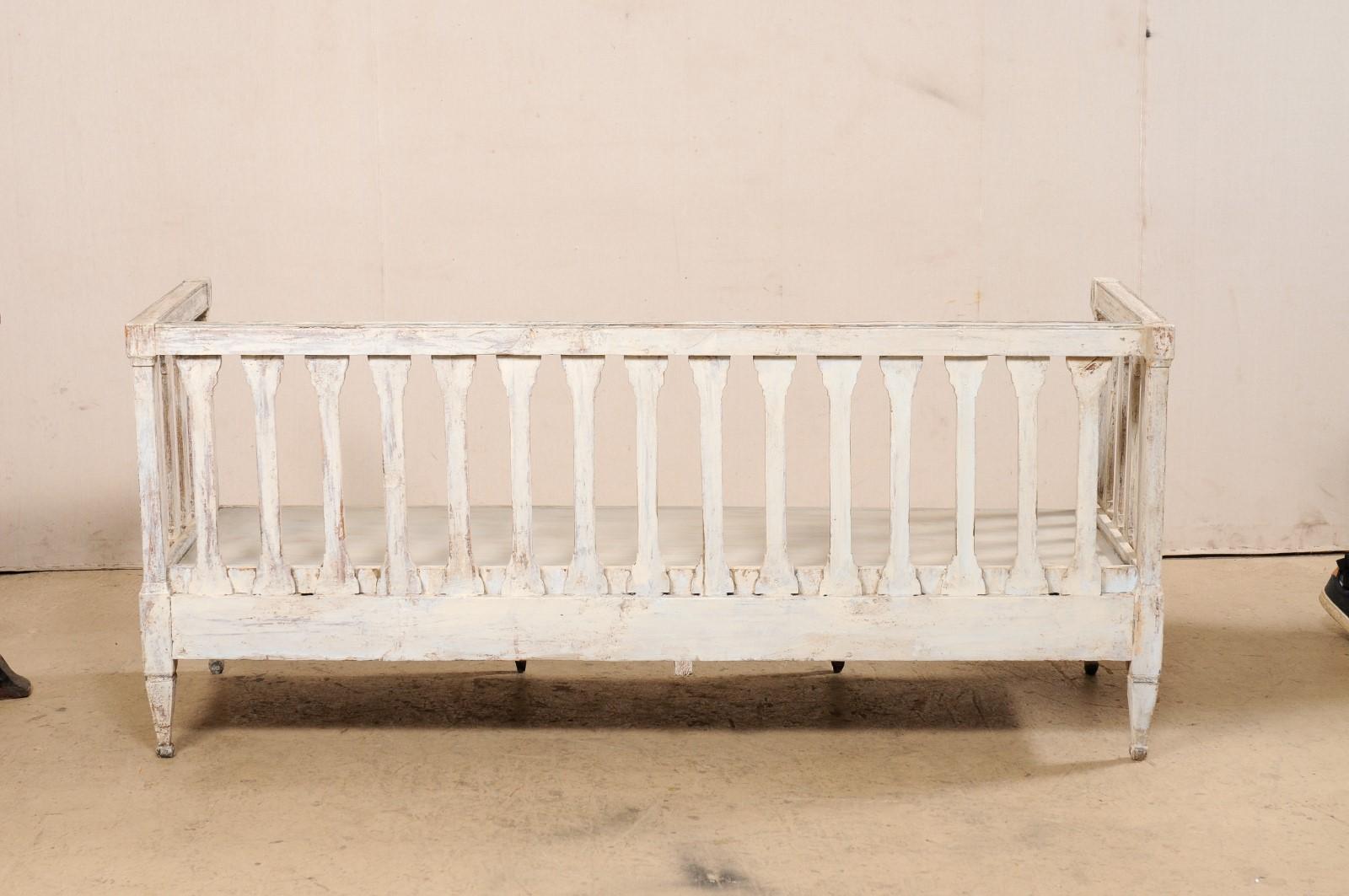 Schwedische Sofabank aus geschnitztem Holz aus der späten Gustavianischen Periode, frühes 19. Jahrhundert im Angebot 5