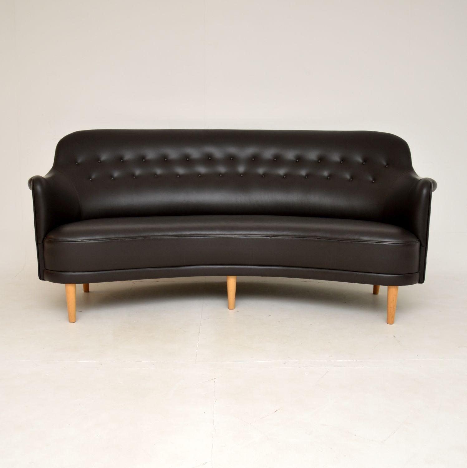 An absolutely stunning and iconic design, this is the Samsas Round sofa. It was designed by Carl Malmsten back in the 1920’s. This model was made in Sweden in the late 20th century by Sjogren.

It is fully upholstered in beautifully soft leather,