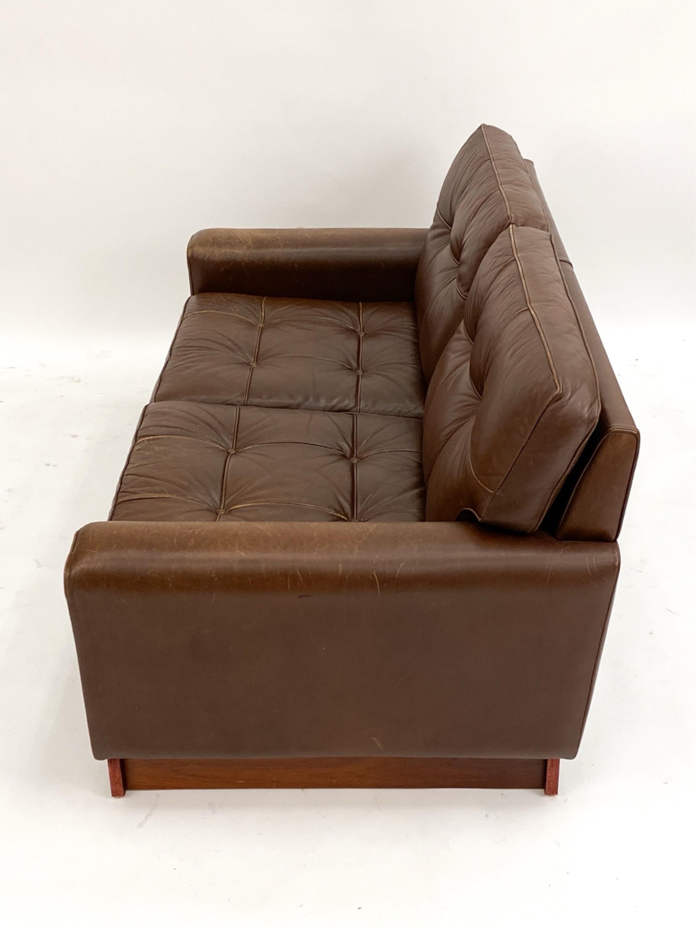 Mid-Century moderno Divano in pelle svedese nello stile di Arne Norells Divano in pelle marrone in vendita