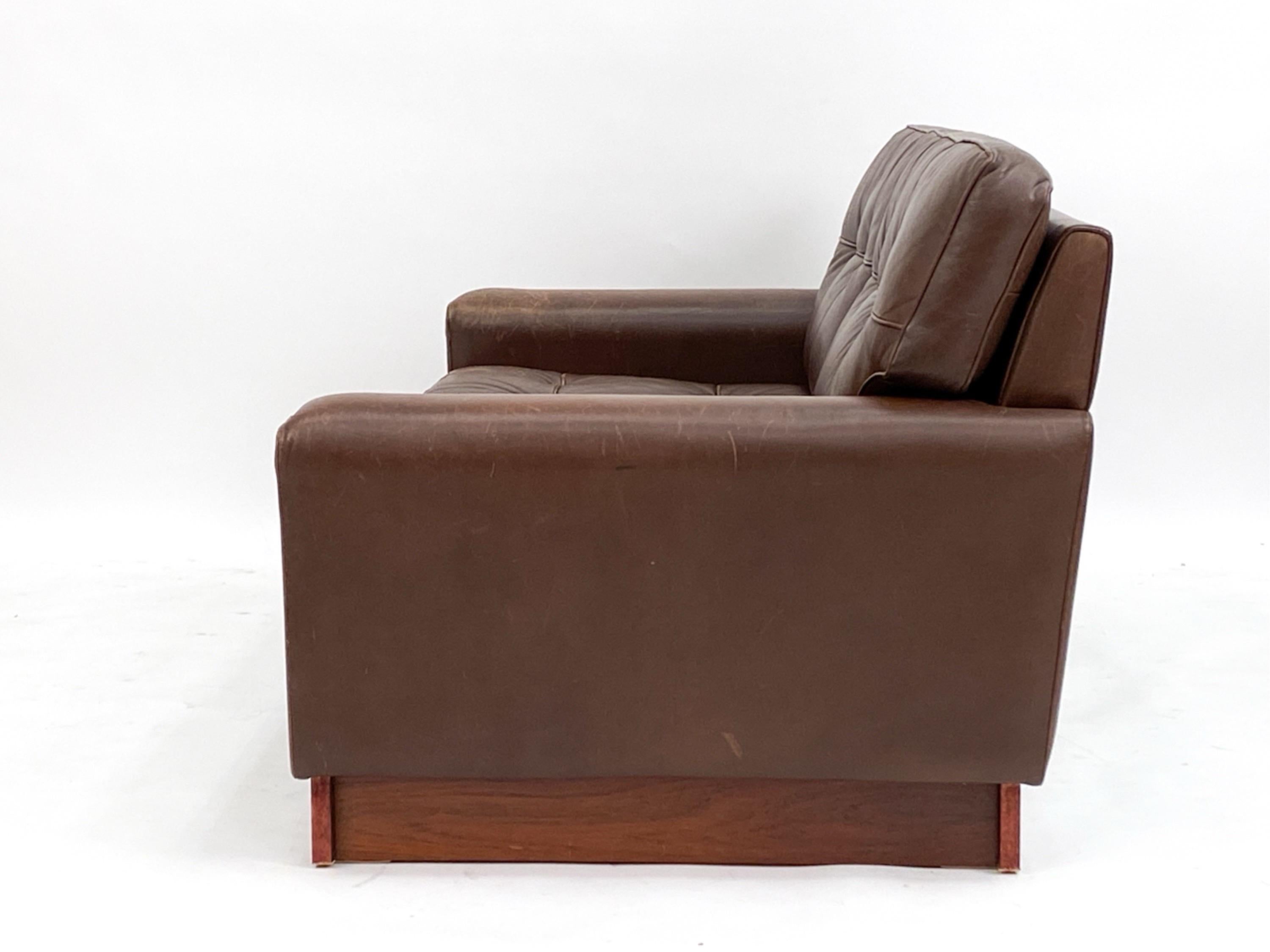 Metà XX secolo Divano in pelle svedese nello stile di Arne Norells Divano in pelle marrone in vendita