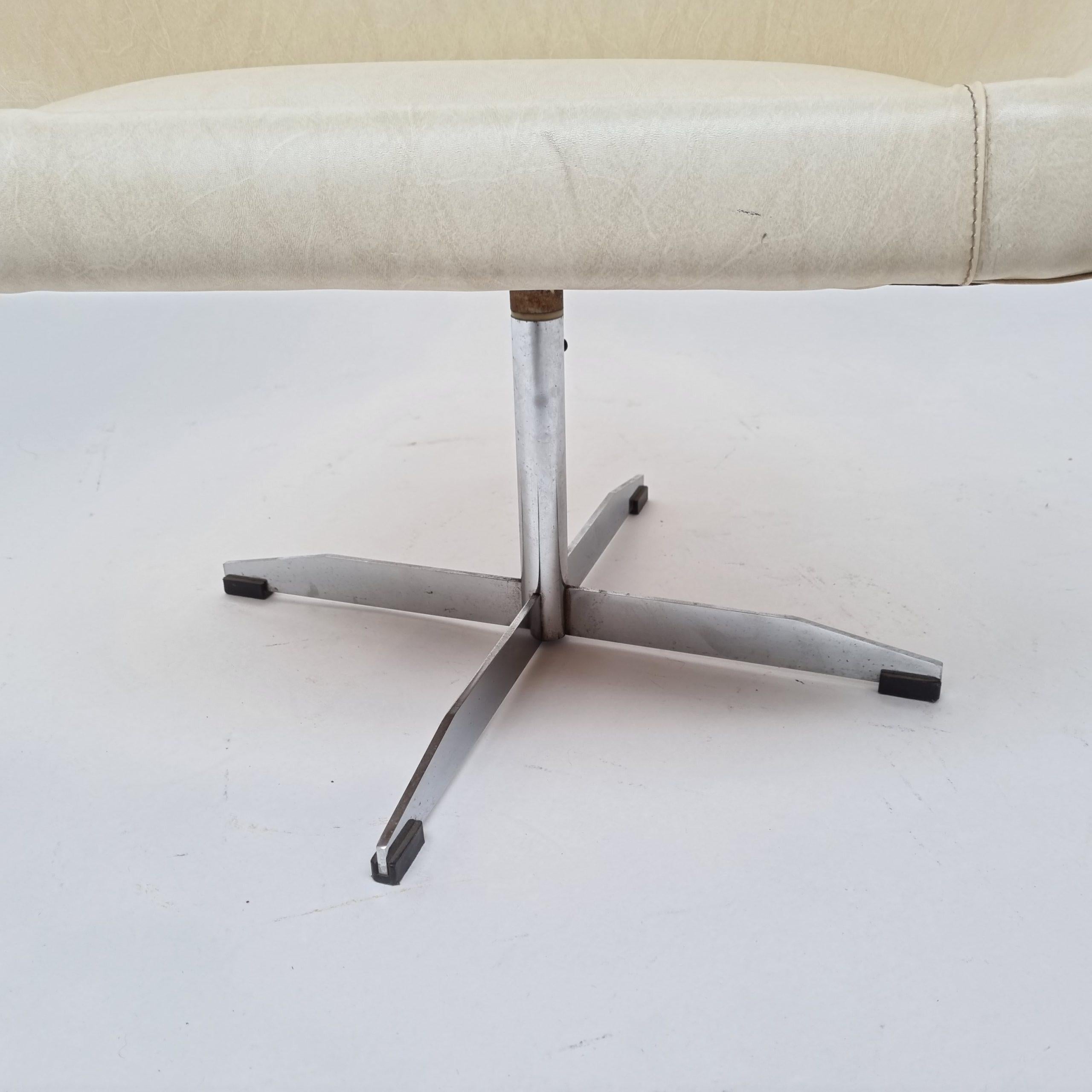 Bellissima sedia girevole svedese degli anni '60, rivestita in similpelle resistente. Il design è tipicamente scandinavo: semplice, confortevole ed elegante. Con la sua base girevole, la sedia è pratica e accattivante. Un vero pezzo vintage pieno di