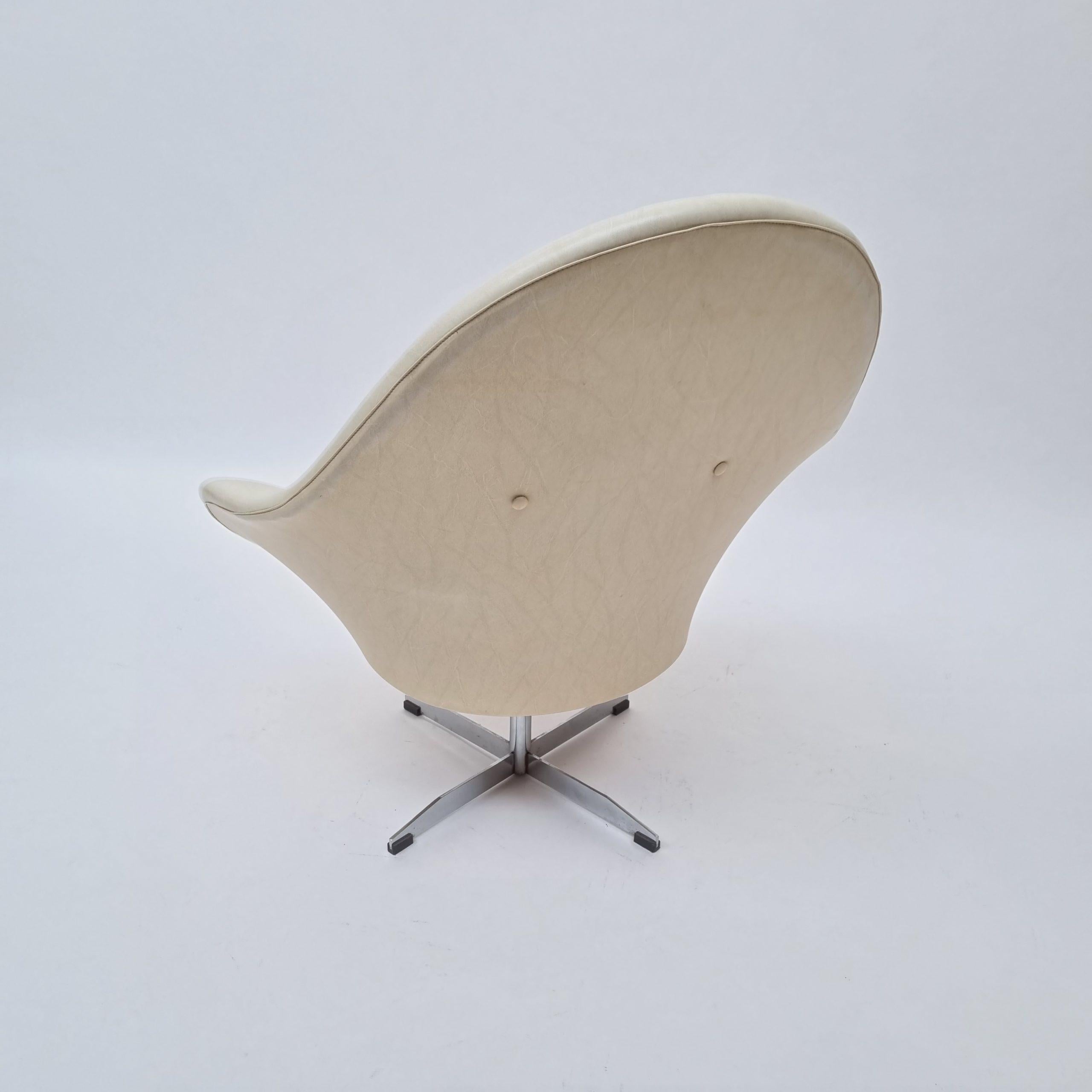Svedese Sedia da salotto girevole svedese in similpelle, anni '60 in vendita