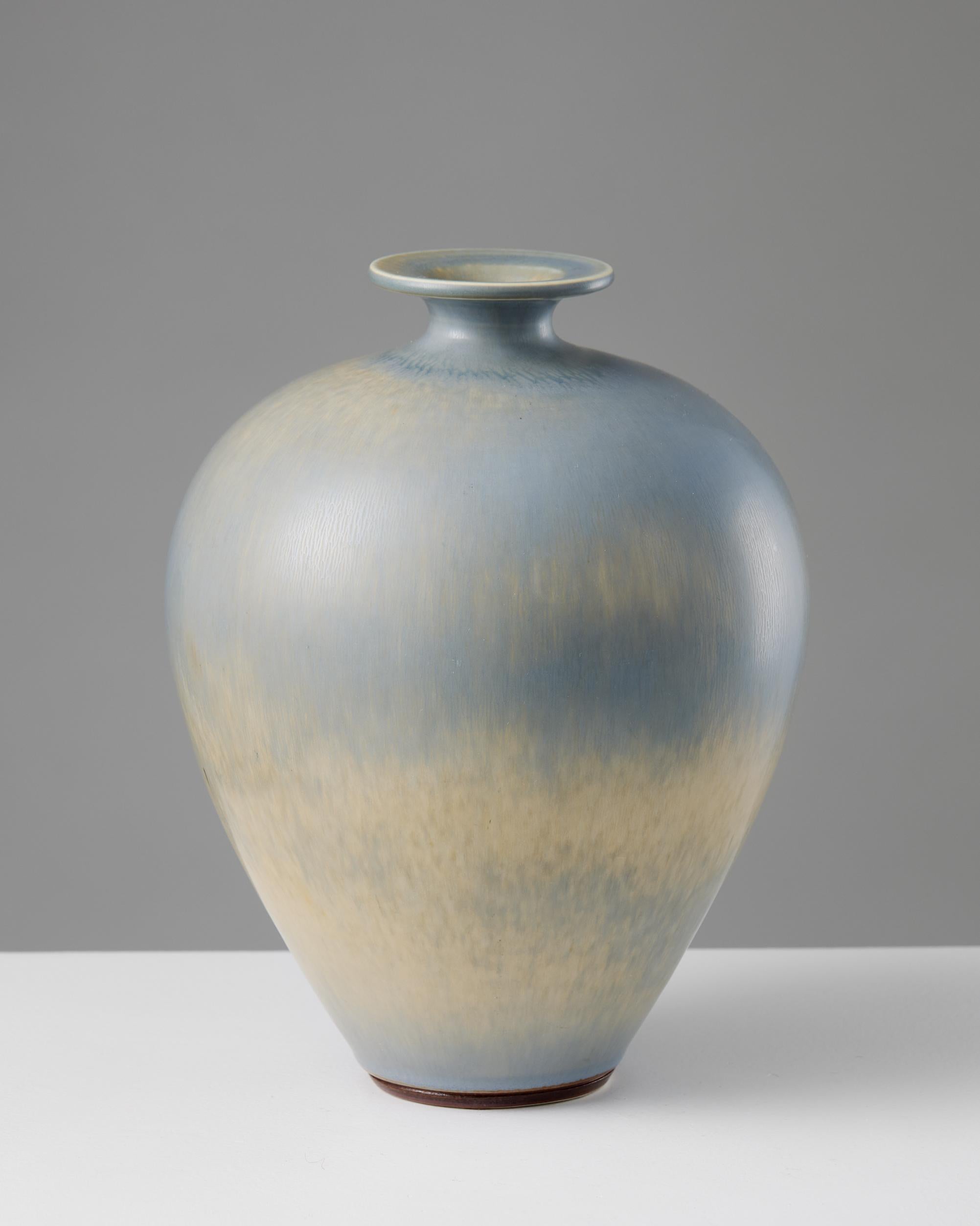 Suédois Vase en grès suédois de Berndt Friberg - glaçure bleu clair, Gustavsberg Studio en vente