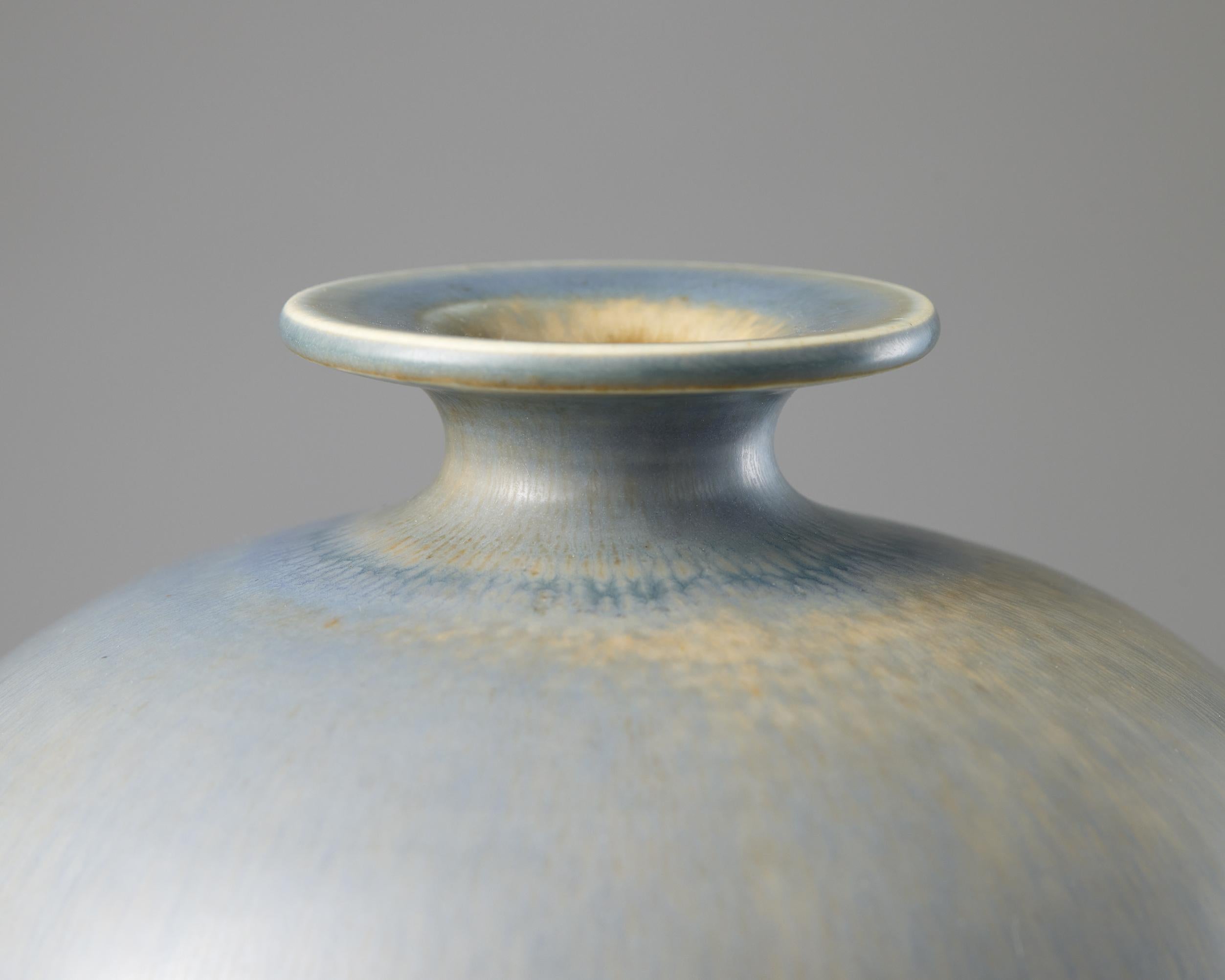 Grès Vase en grès suédois de Berndt Friberg - glaçure bleu clair, Gustavsberg Studio en vente