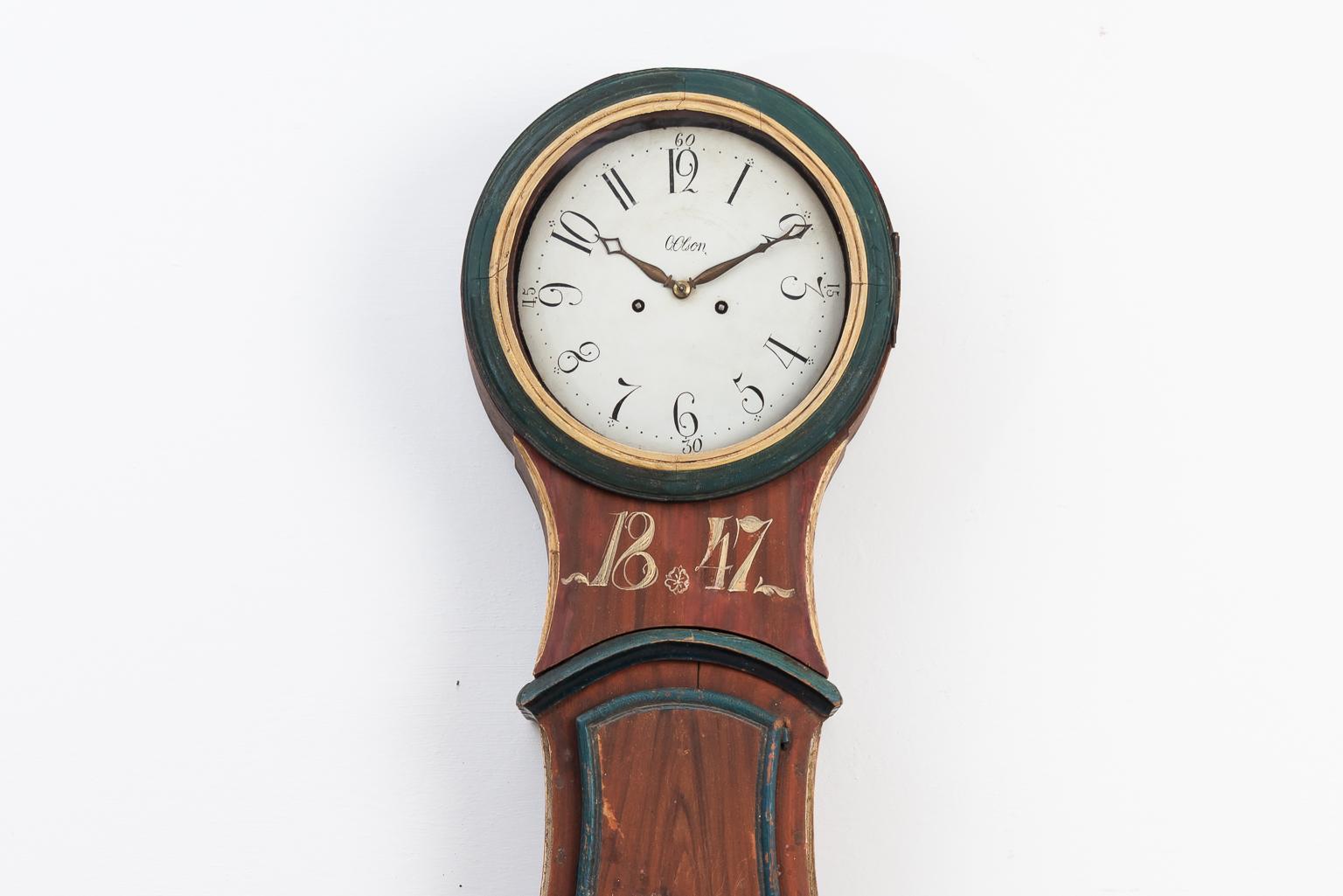 Peint à la main Horloge suédoise à long boîtier avec datation et peinture d'origine en vente