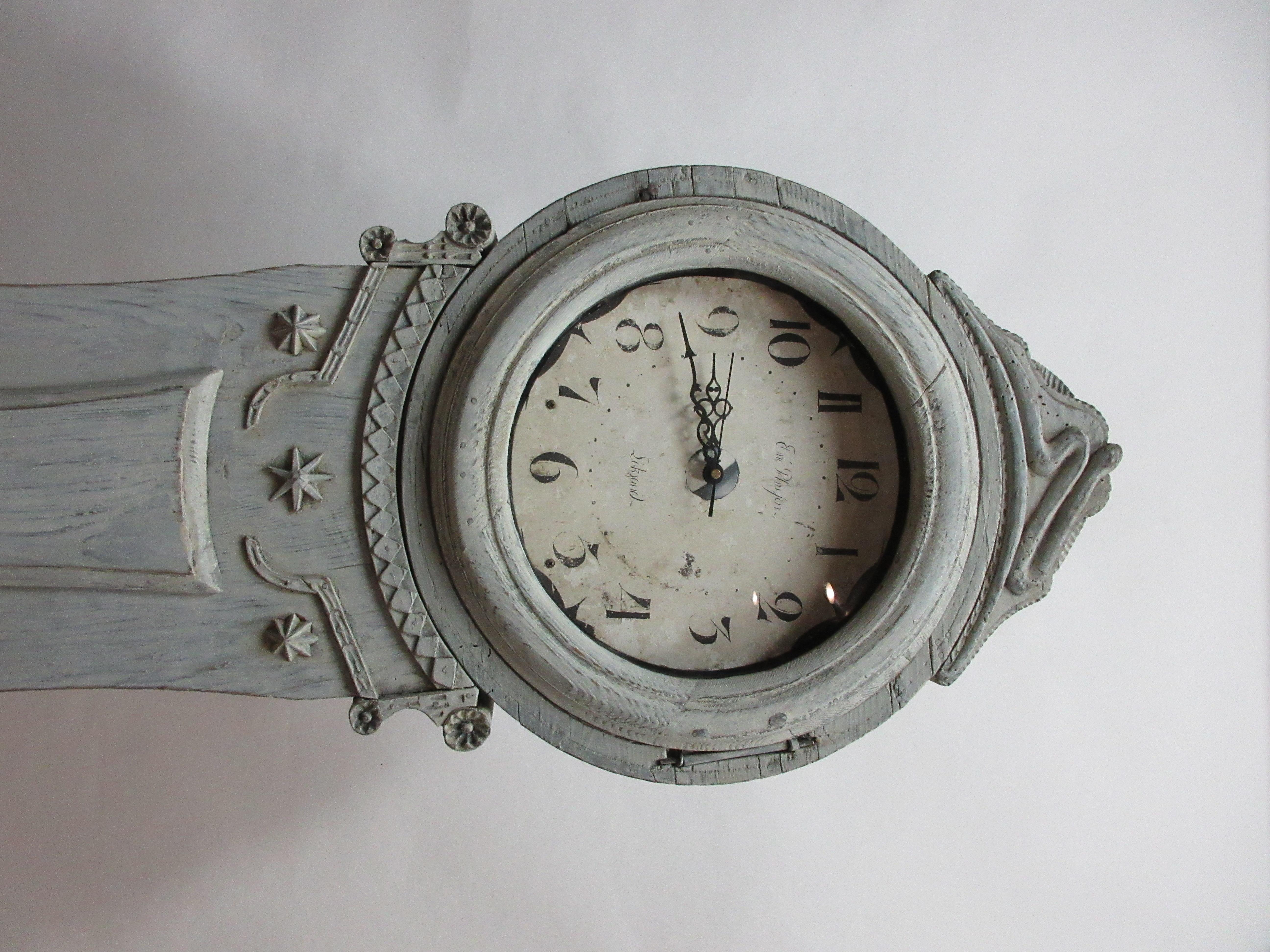 Primitif Horloge Mora suédoise à boîtier long en vente