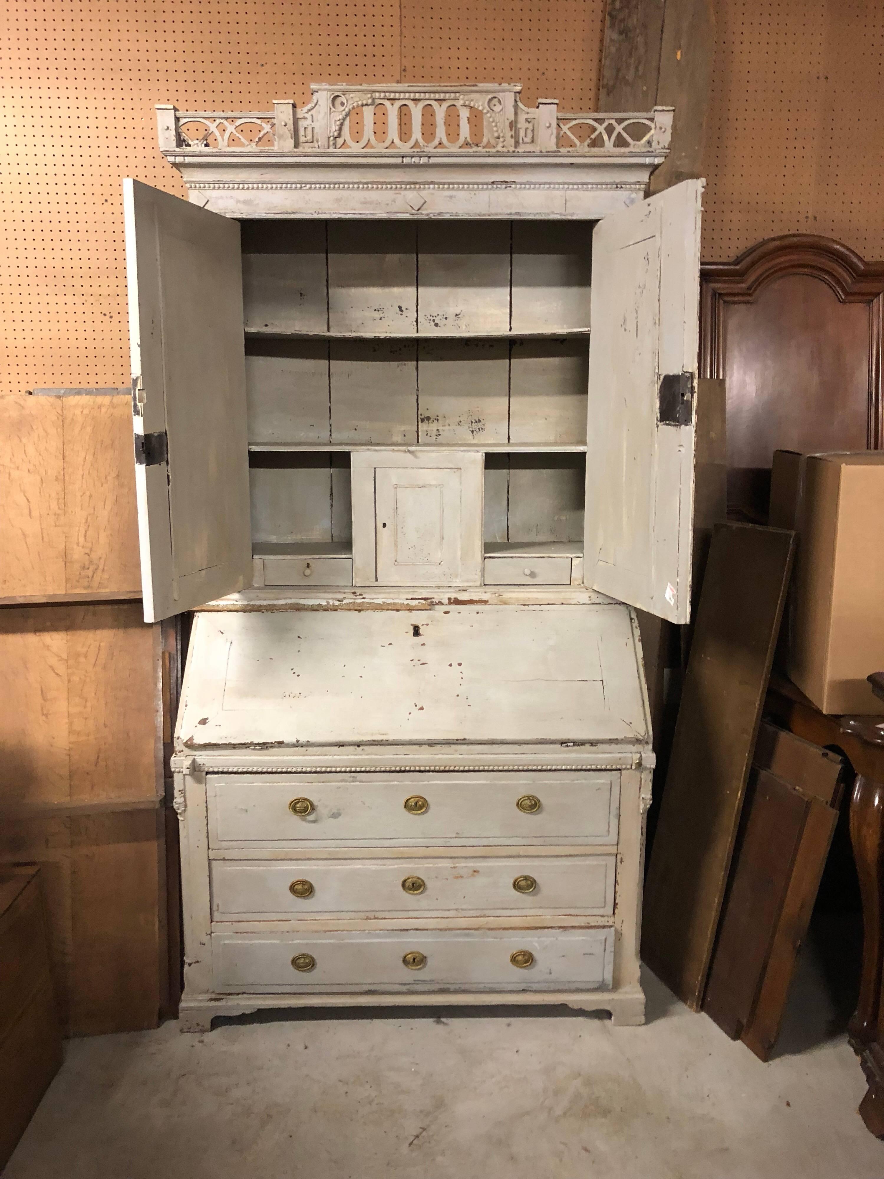 Swedish Louis XVI Painted Bookcase Secretary In Good Condition In Natchez, MS